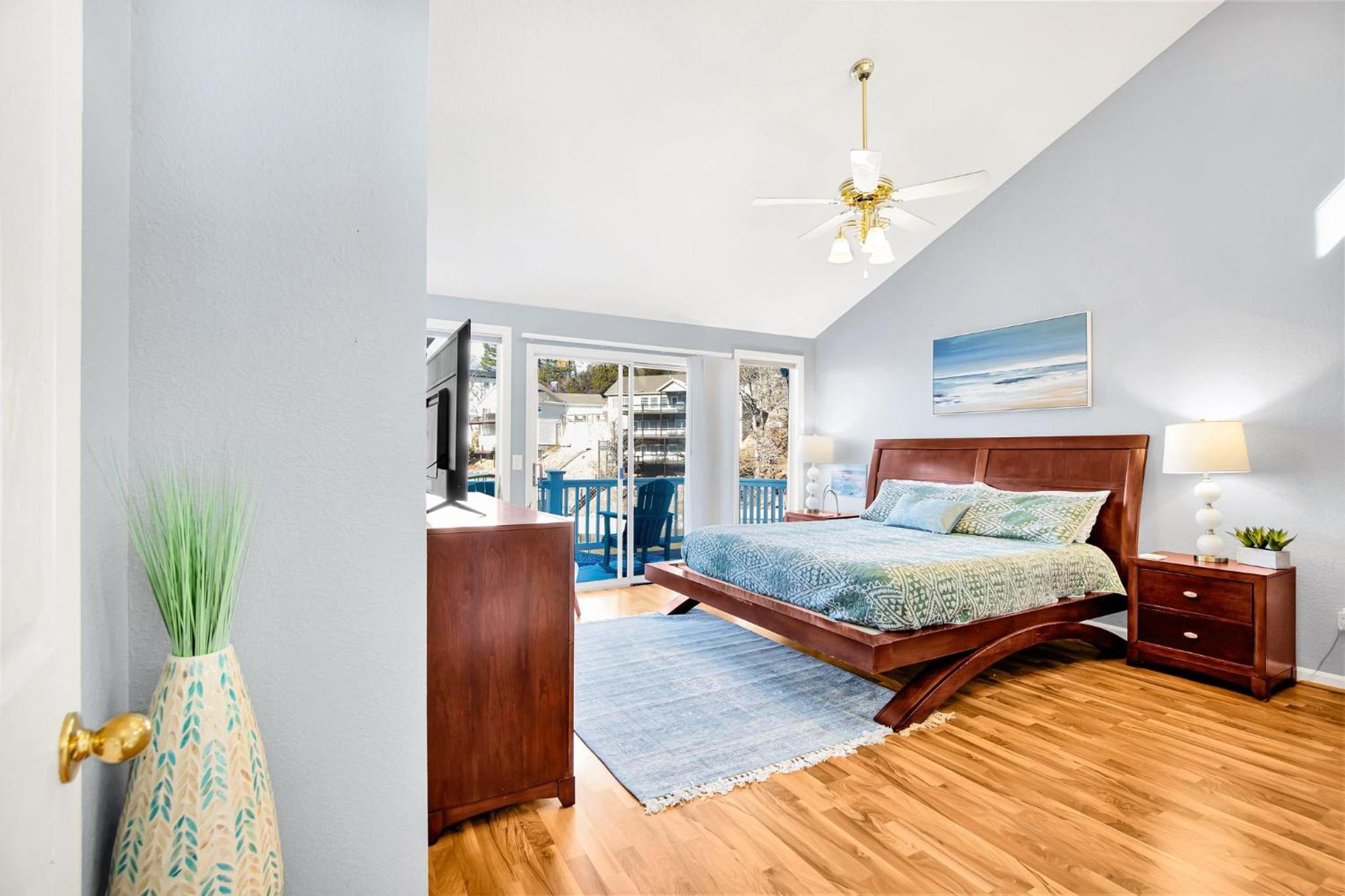 Amazing Wall of Windows, Swim Dock & Pet Friendly