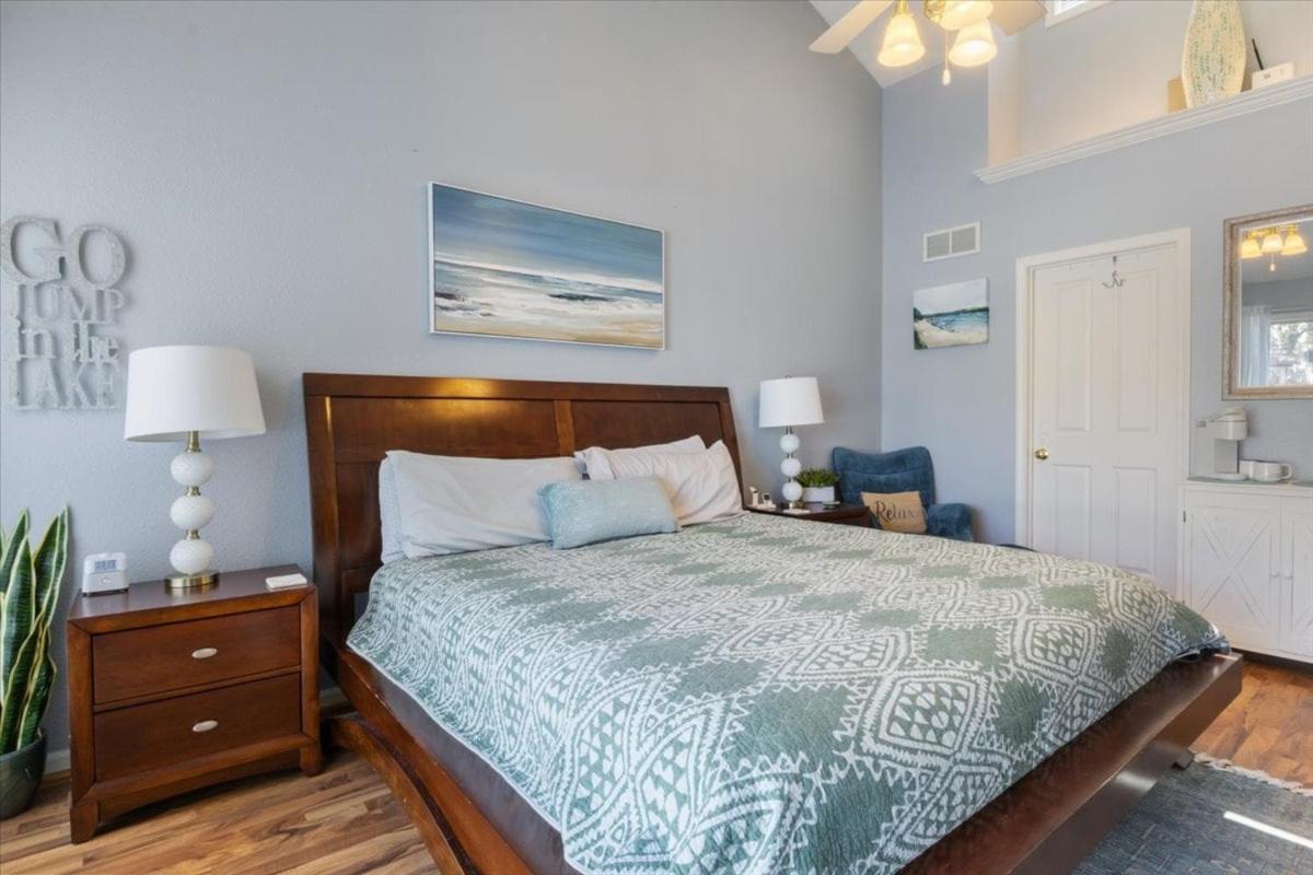 Amazing Wall of Windows, Swim Dock & Pet Friendly