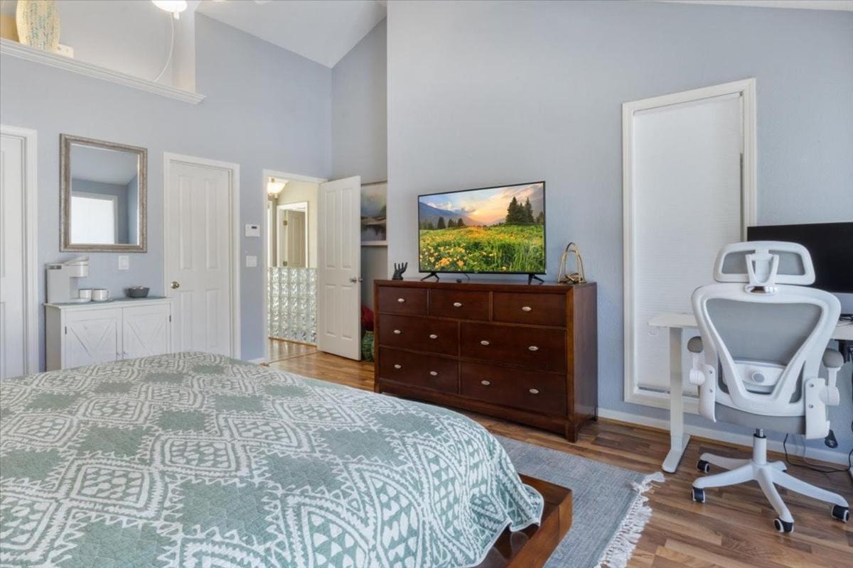 Amazing Wall of Windows, Swim Dock & Pet Friendly