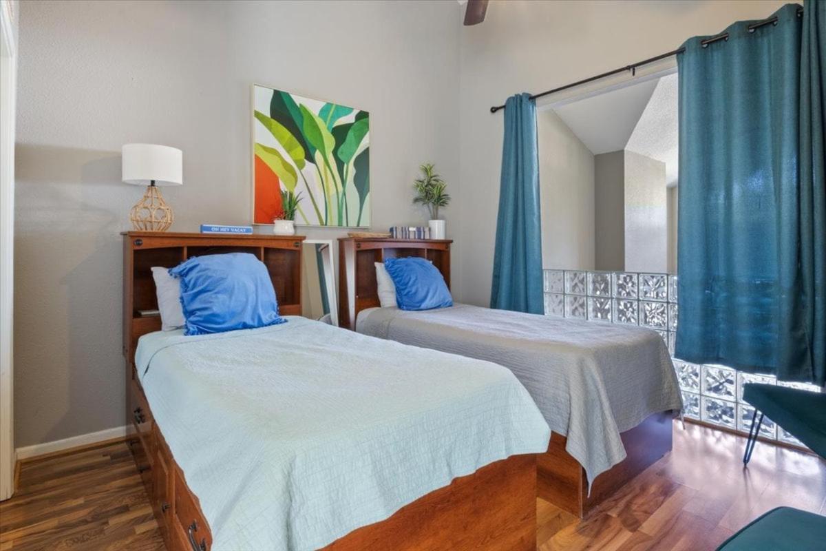 Amazing Wall of Windows, Swim Dock & Pet Friendly