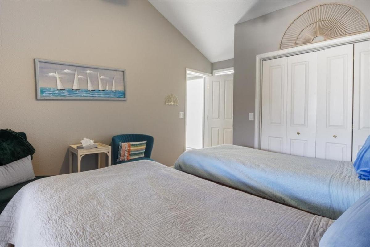Amazing Wall of Windows, Swim Dock & Pet Friendly