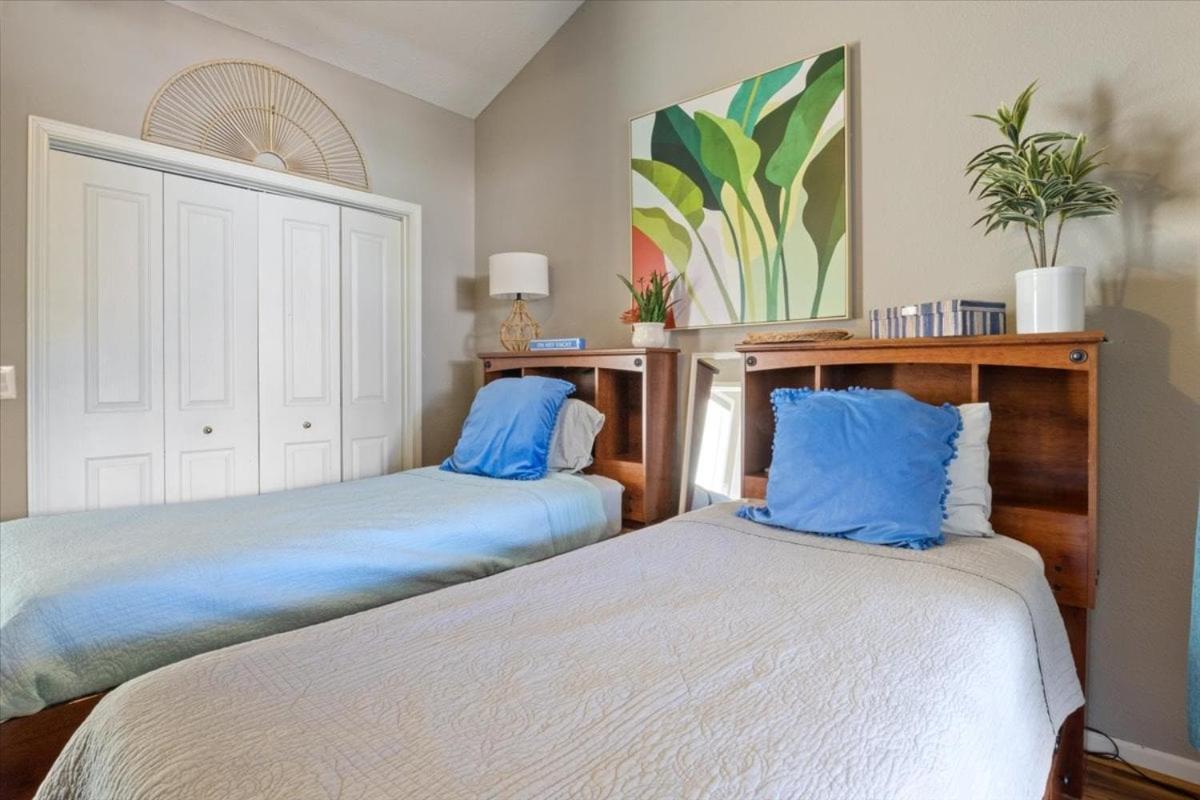 Amazing Wall of Windows, Swim Dock & Pet Friendly