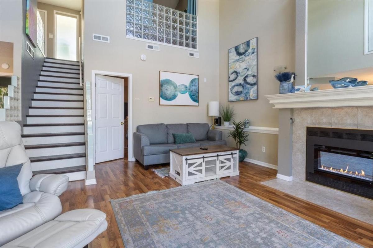 Amazing Wall of Windows, Swim Dock & Pet Friendly