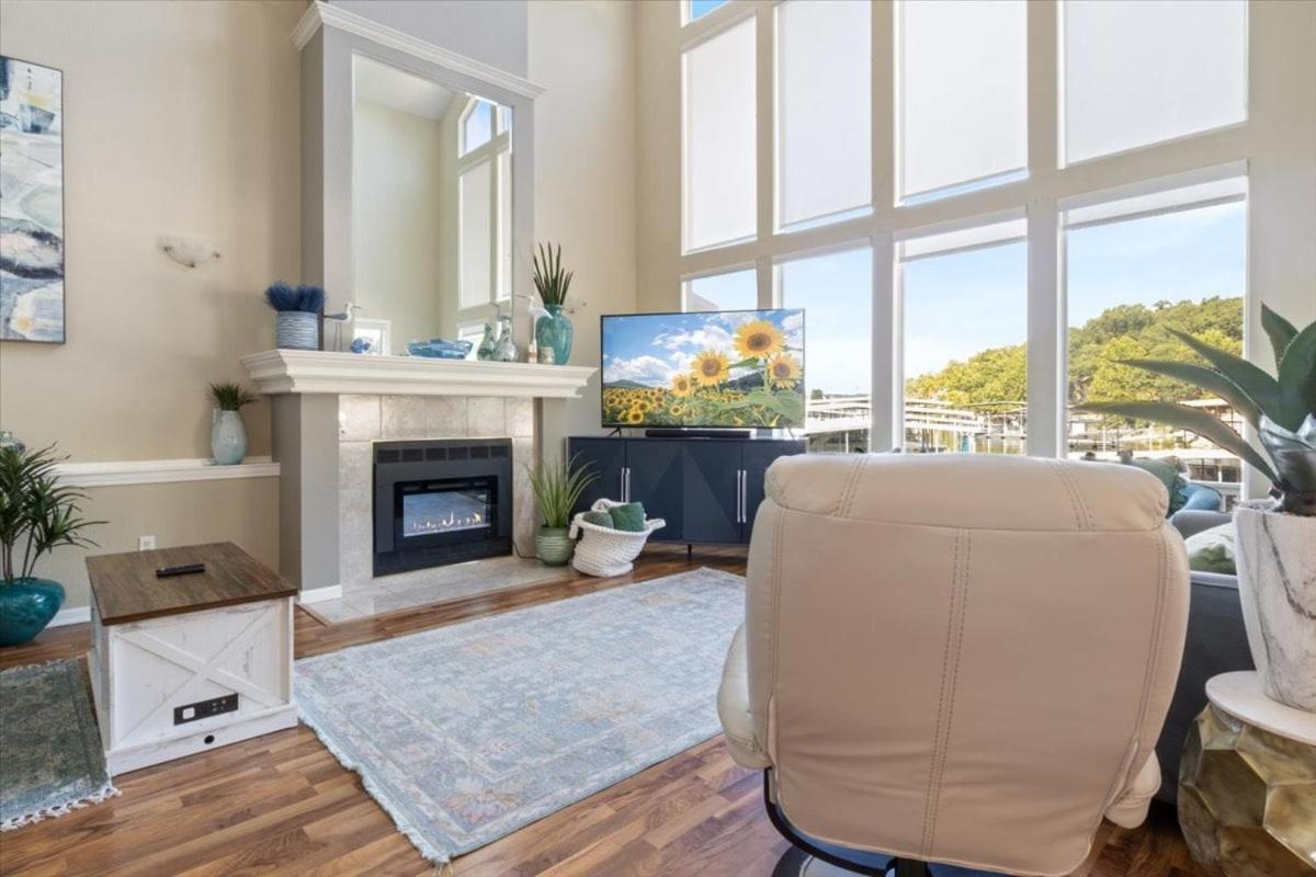 Amazing Wall of Windows, Swim Dock & Pet Friendly