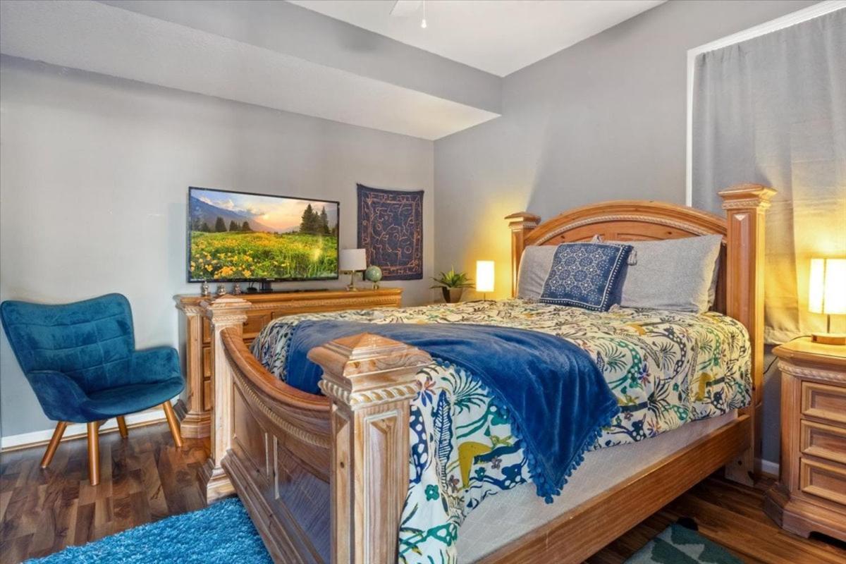Amazing Wall of Windows, Swim Dock & Pet Friendly
