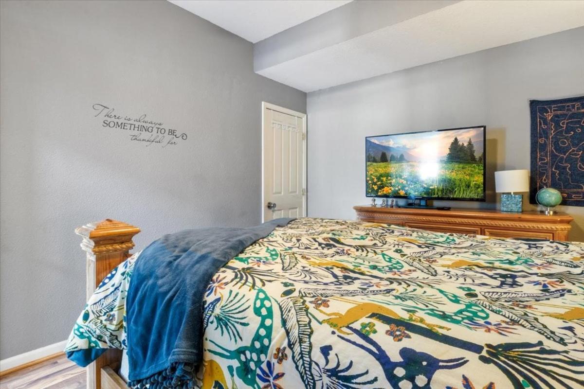 Amazing Wall of Windows, Swim Dock & Pet Friendly