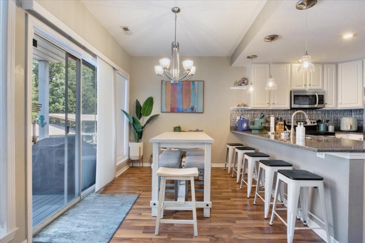 Amazing Wall of Windows, Swim Dock & Pet Friendly