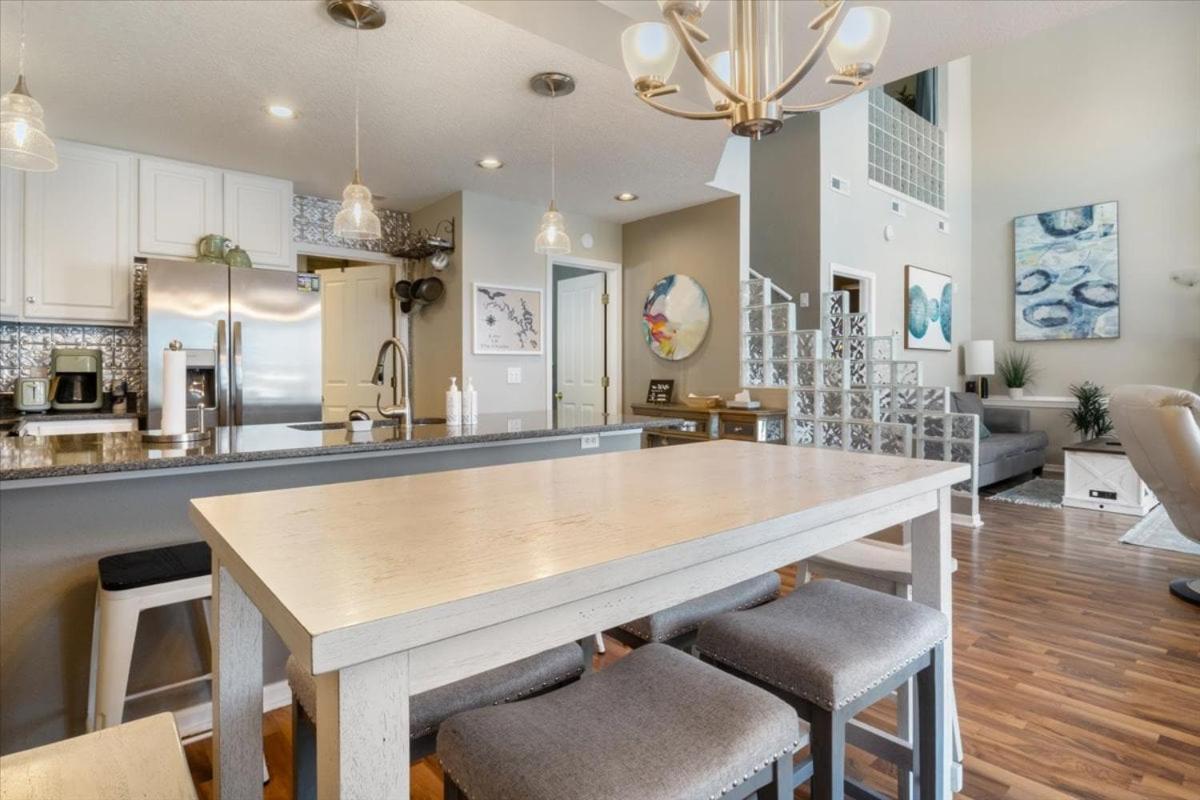 Amazing Wall of Windows, Swim Dock & Pet Friendly