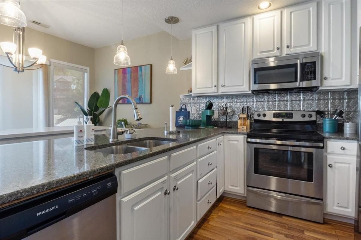 Amazing Wall of Windows, Swim Dock & Pet Friendly