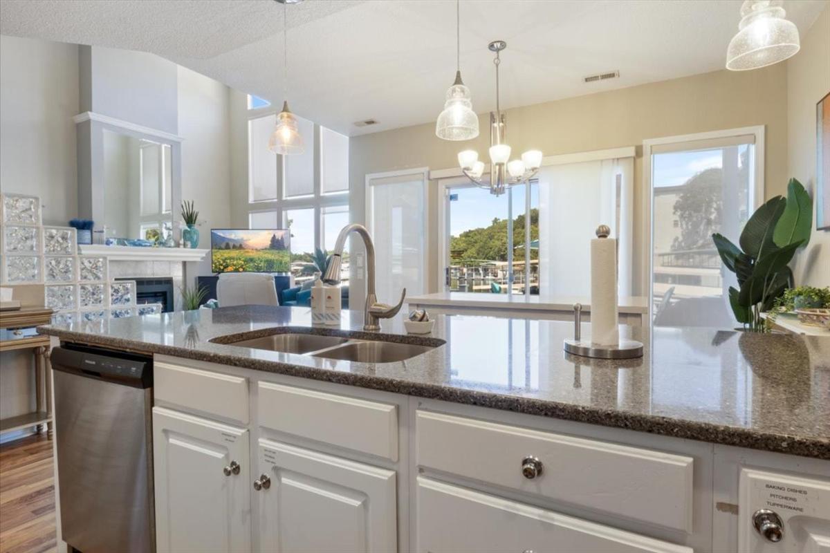 Amazing Wall of Windows, Swim Dock & Pet Friendly