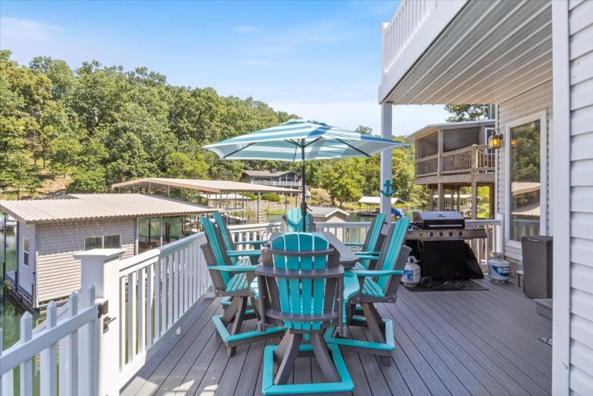 Amazing Wall of Windows, Swim Dock & Pet Friendly