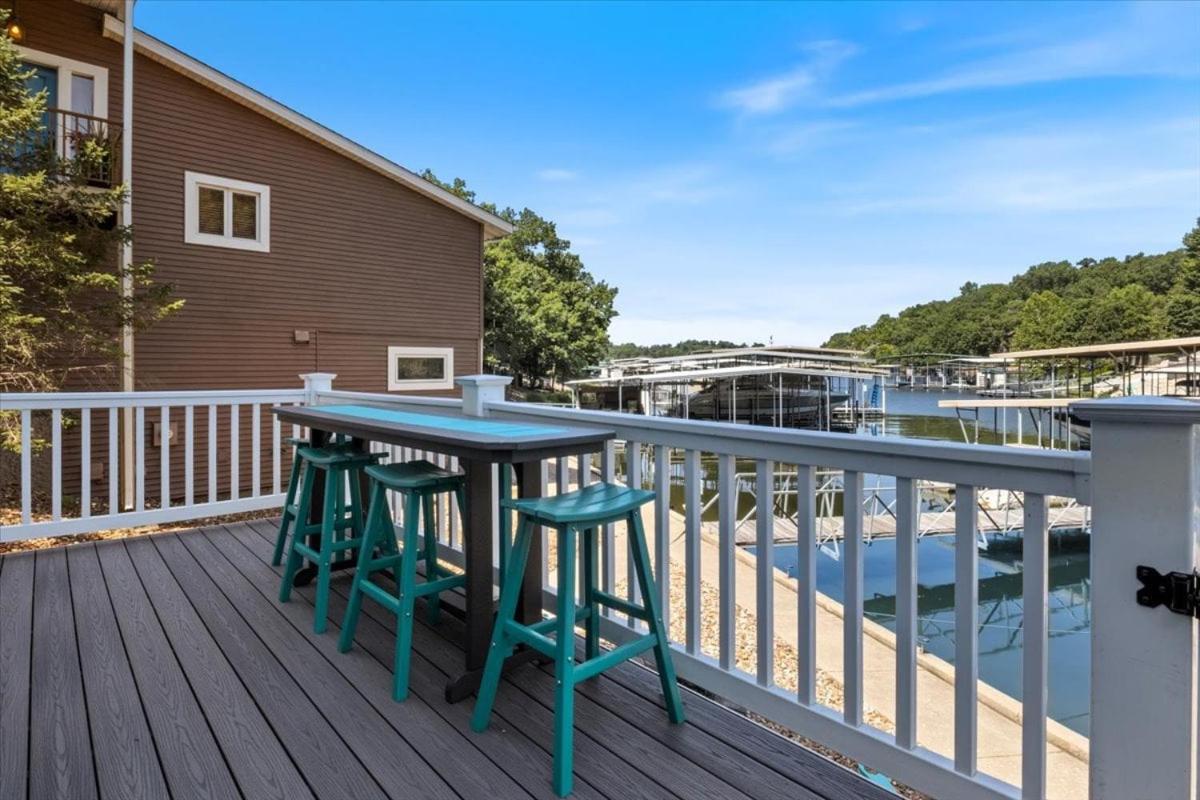 Amazing Wall of Windows, Swim Dock & Pet Friendly