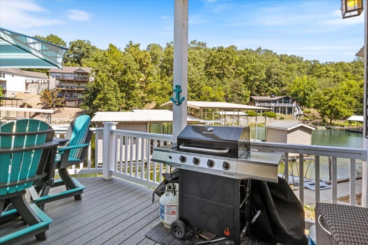Amazing Wall of Windows, Swim Dock & Pet Friendly