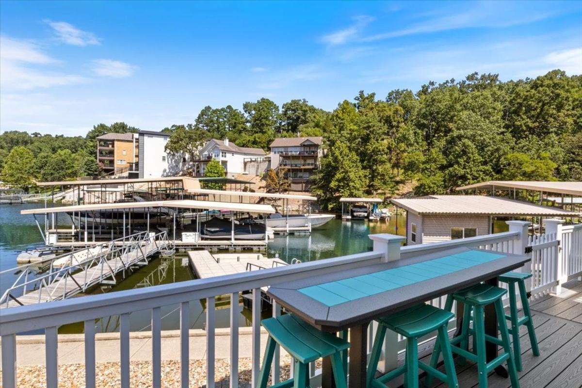 Amazing Wall of Windows, Swim Dock & Pet Friendly