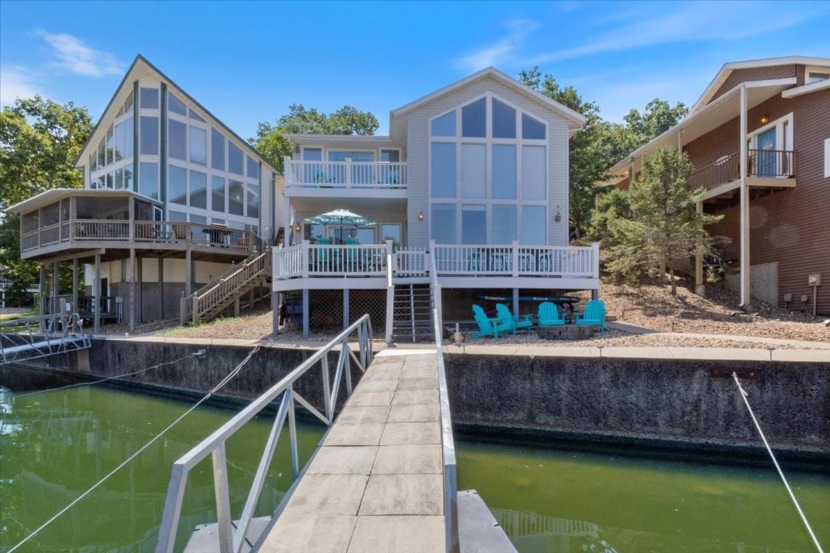 Amazing Wall of Windows, Swim Dock & Pet Friendly