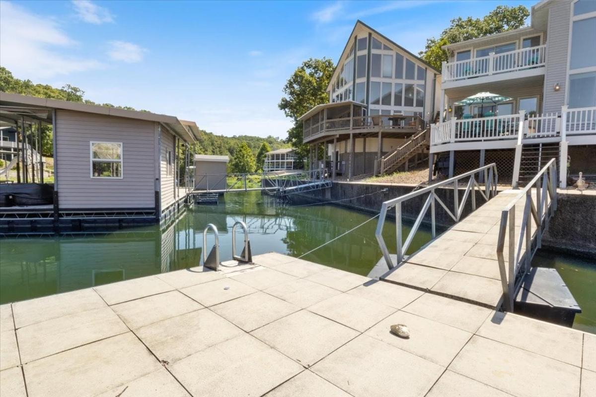 Amazing Wall of Windows, Swim Dock & Pet Friendly