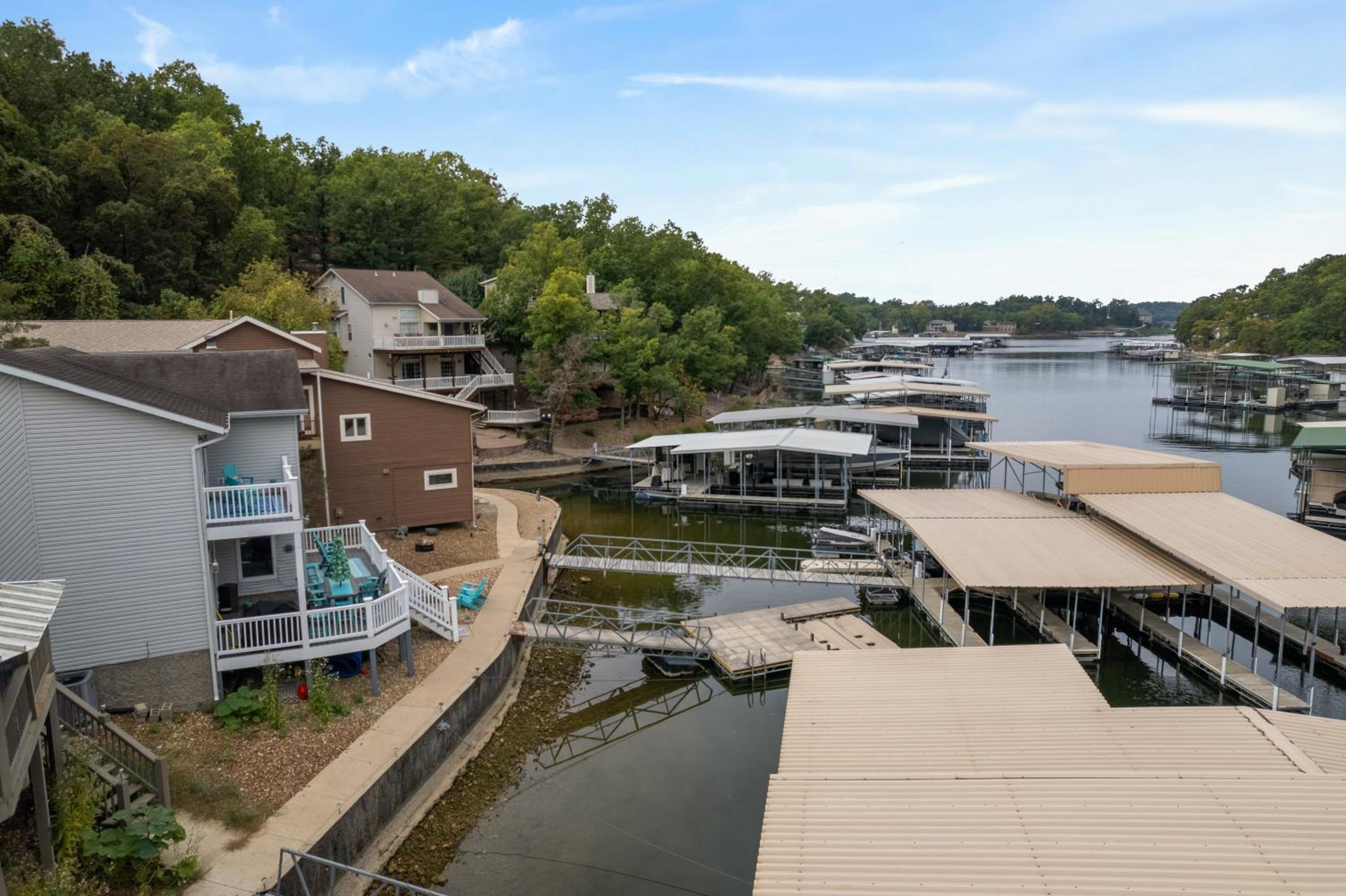 Amazing Wall of Windows, Swim Dock & Pet Friendly