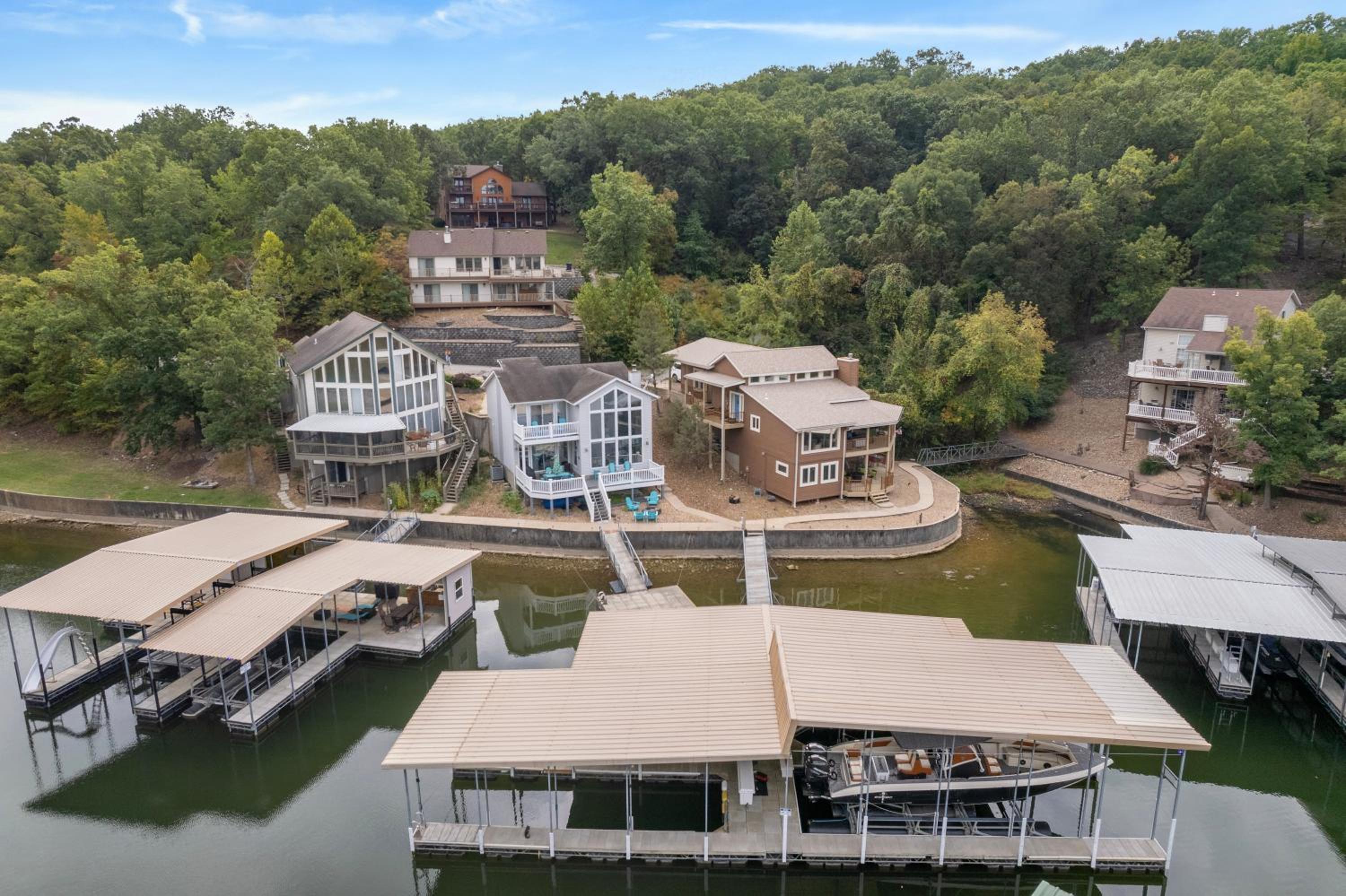 Amazing Wall of Windows, Swim Dock & Pet Friendly