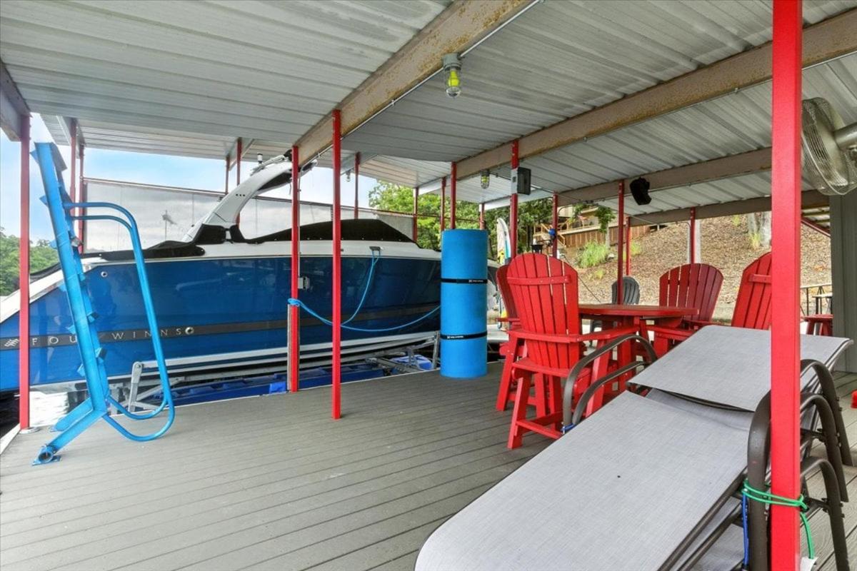 Garage Parking, Slide, Kayaks & Fun at 10MM