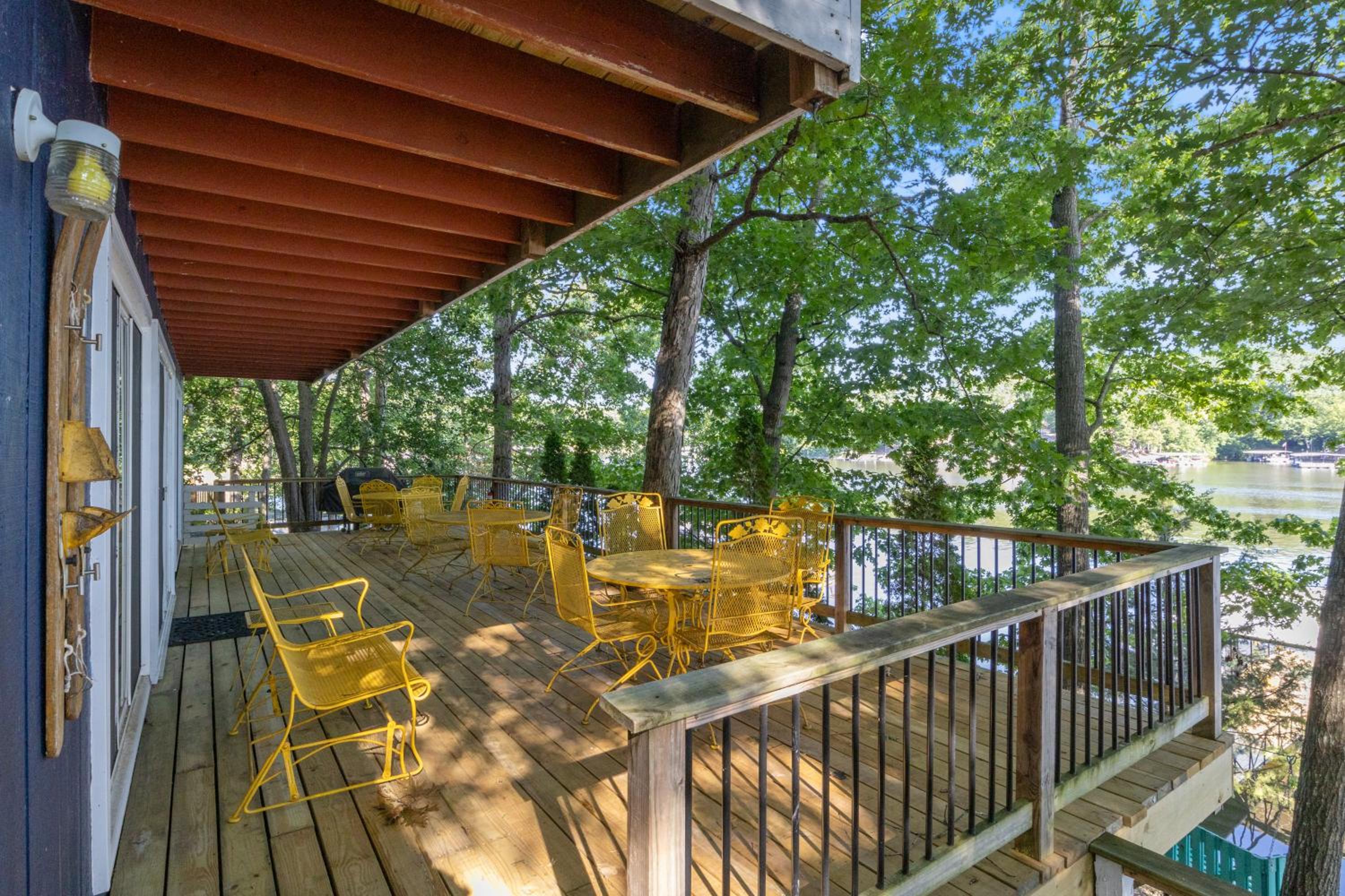 Firepit, Kayaks, Paddle Board, Lake Views, Great Location