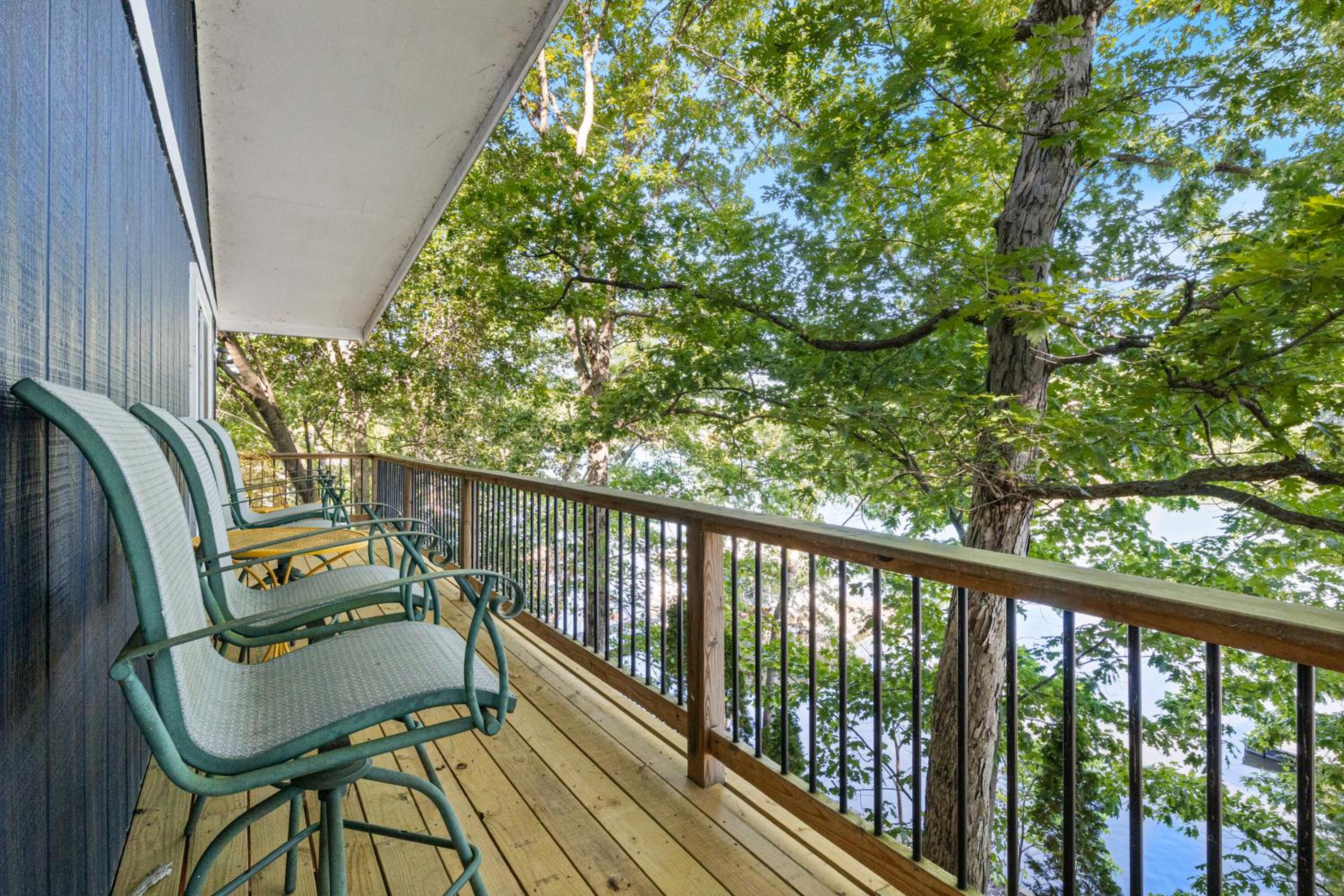 Firepit, Kayaks, Paddle Board, Lake Views, Great Location