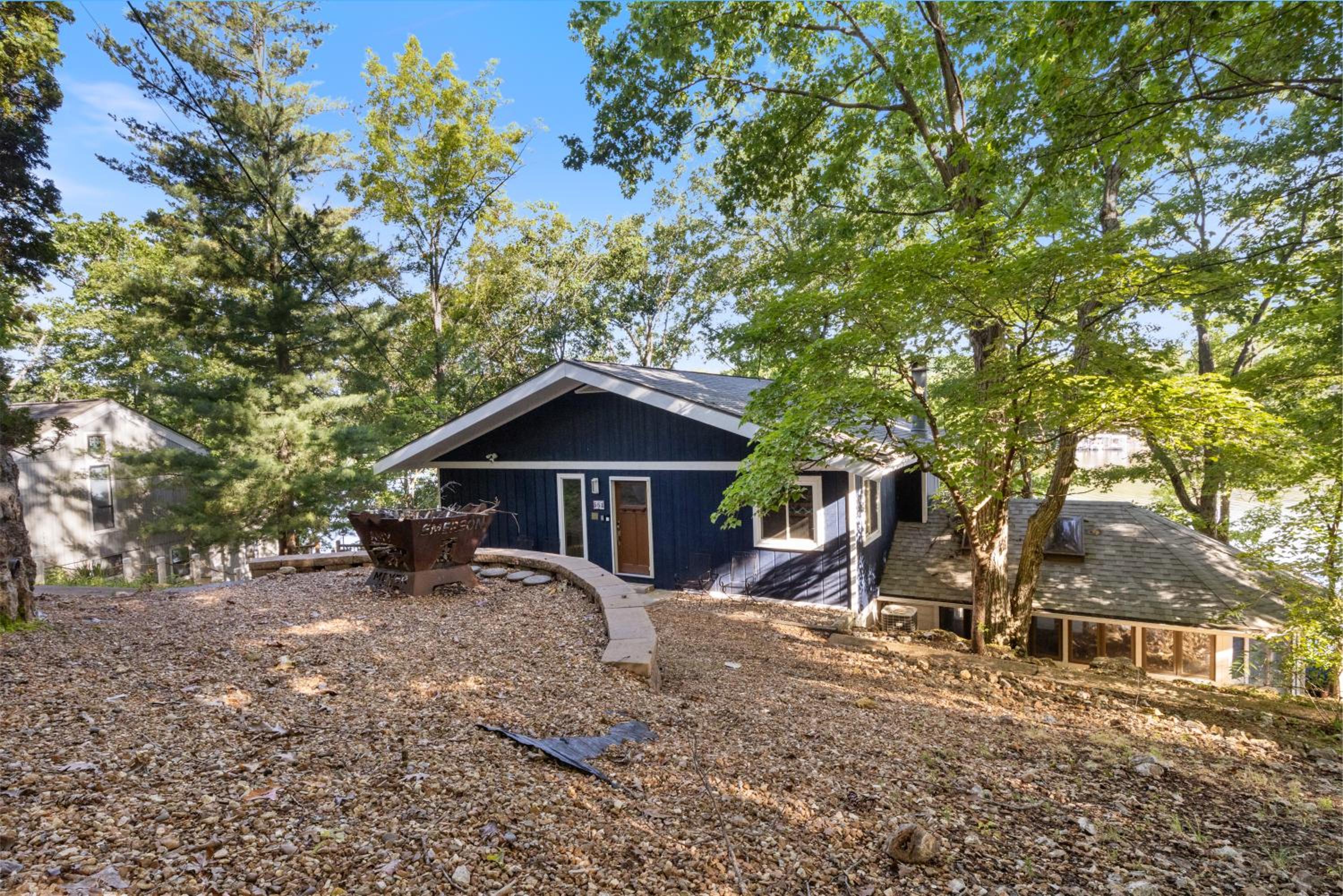 Firepit, Kayaks, Paddle Board, Lake Views, Great Location