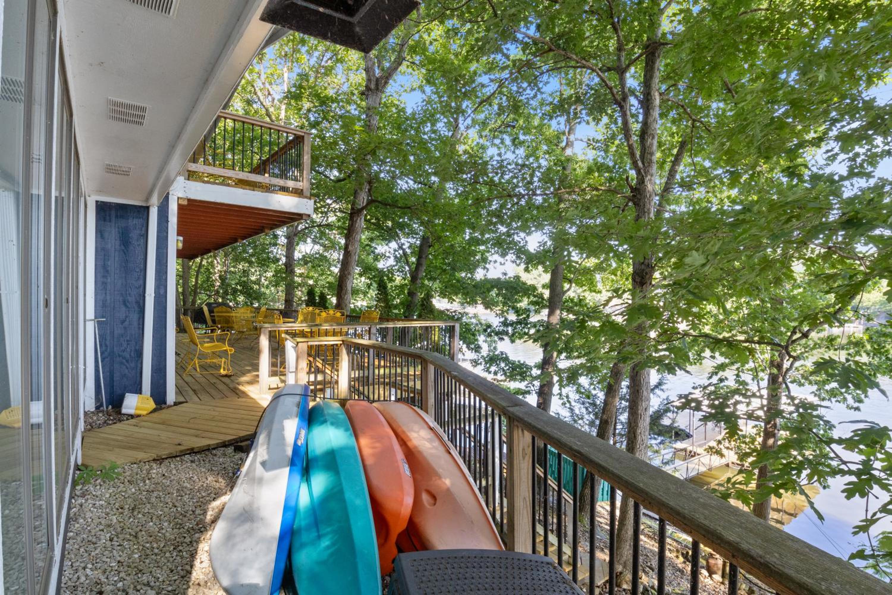 Firepit, Kayaks, Paddle Board, Lake Views, Great Location
