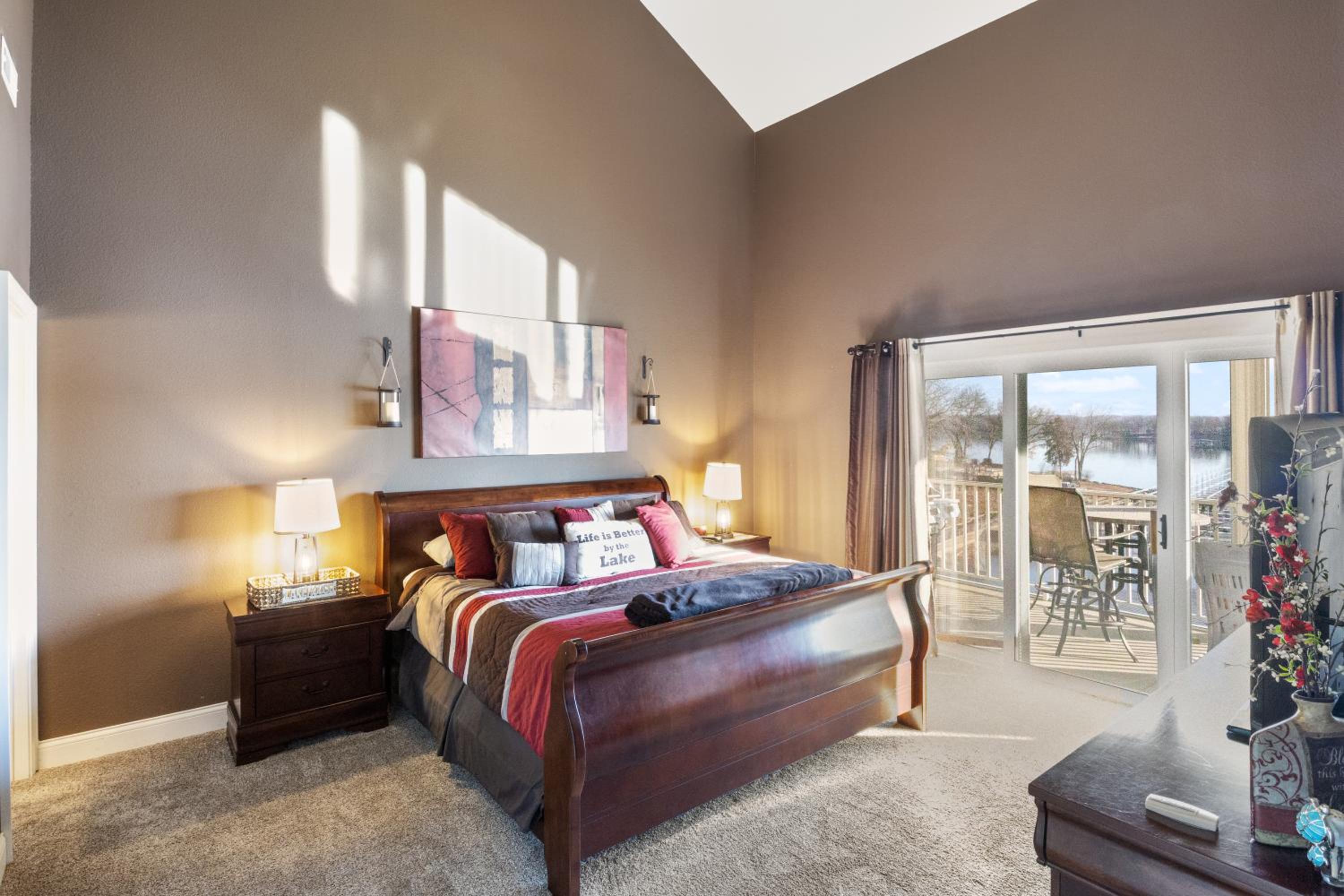 Beautiful Cove Views & Plenty Relaxing Spaces
