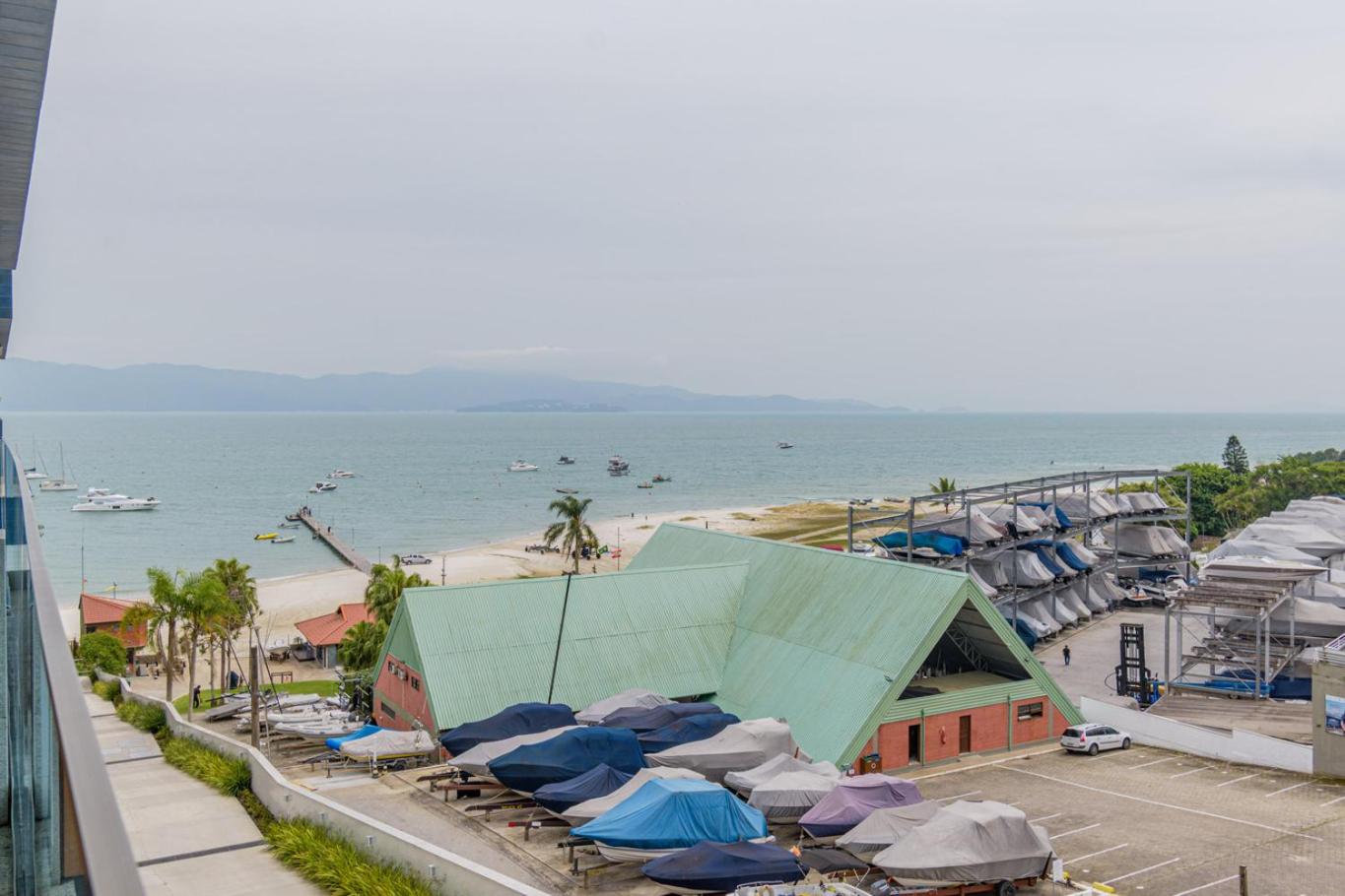 Apto Pe na Areia com Varanda e Churrasqueira