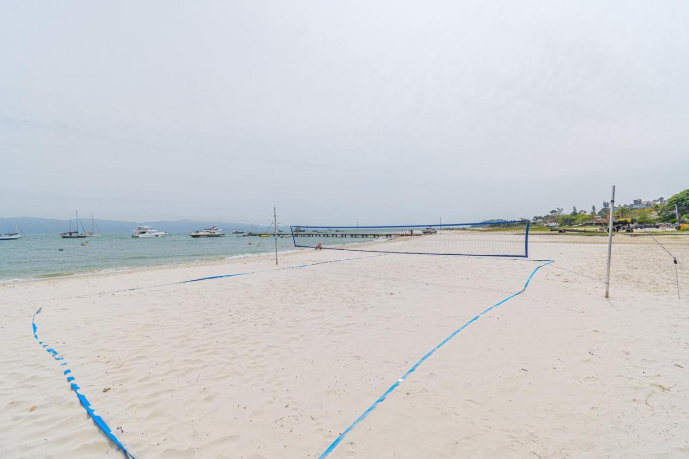 Apto Pe na Areia com Varanda e Churrasqueira