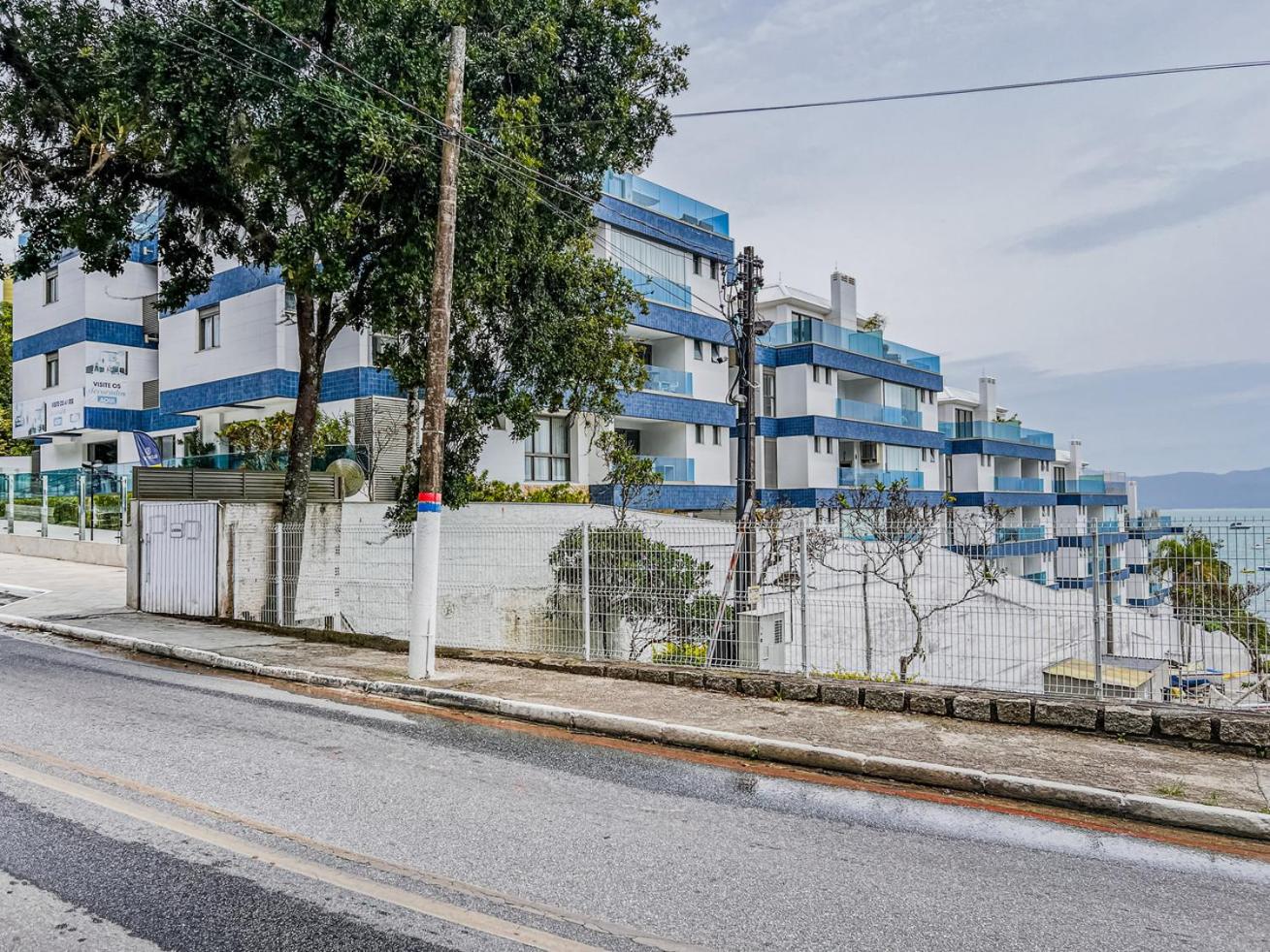 Apto Pe na Areia com Varanda e Churrasqueira