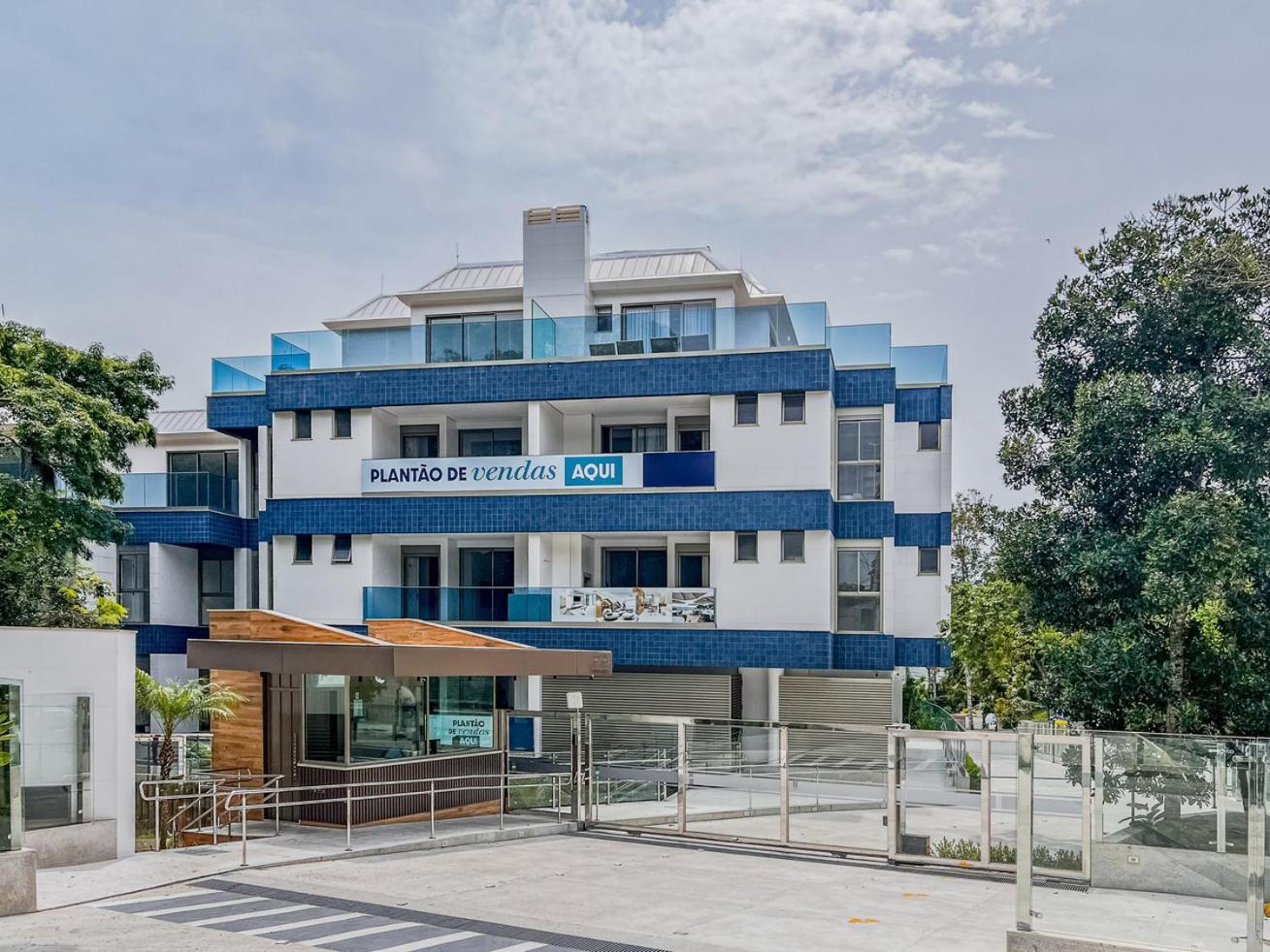 Apto Pe na Areia com Varanda e Churrasqueira