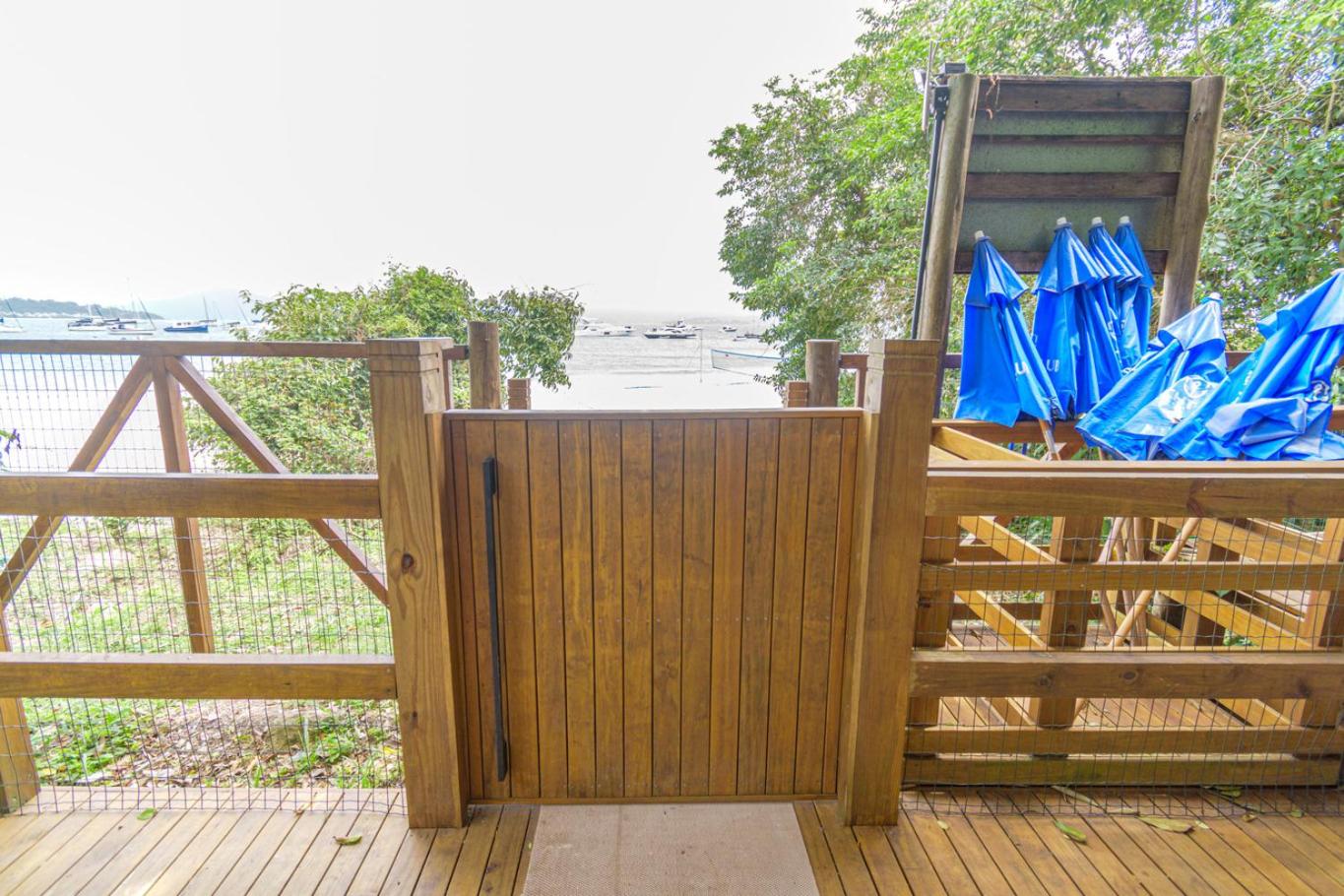 Apto Pe na Areia com Varanda e Churrasqueira