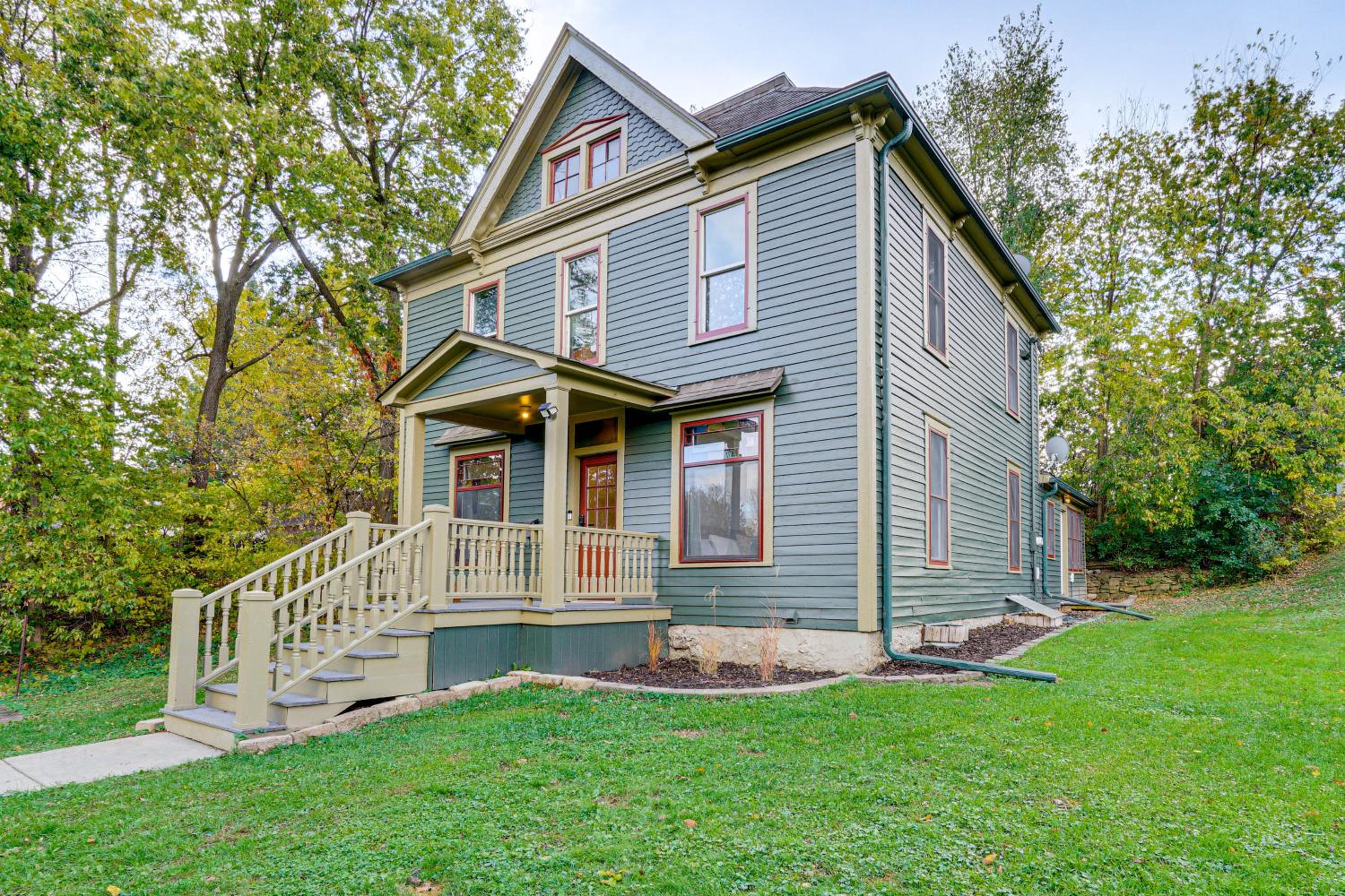 Near Colleges Pet-Friendly Duplex in Northfield!