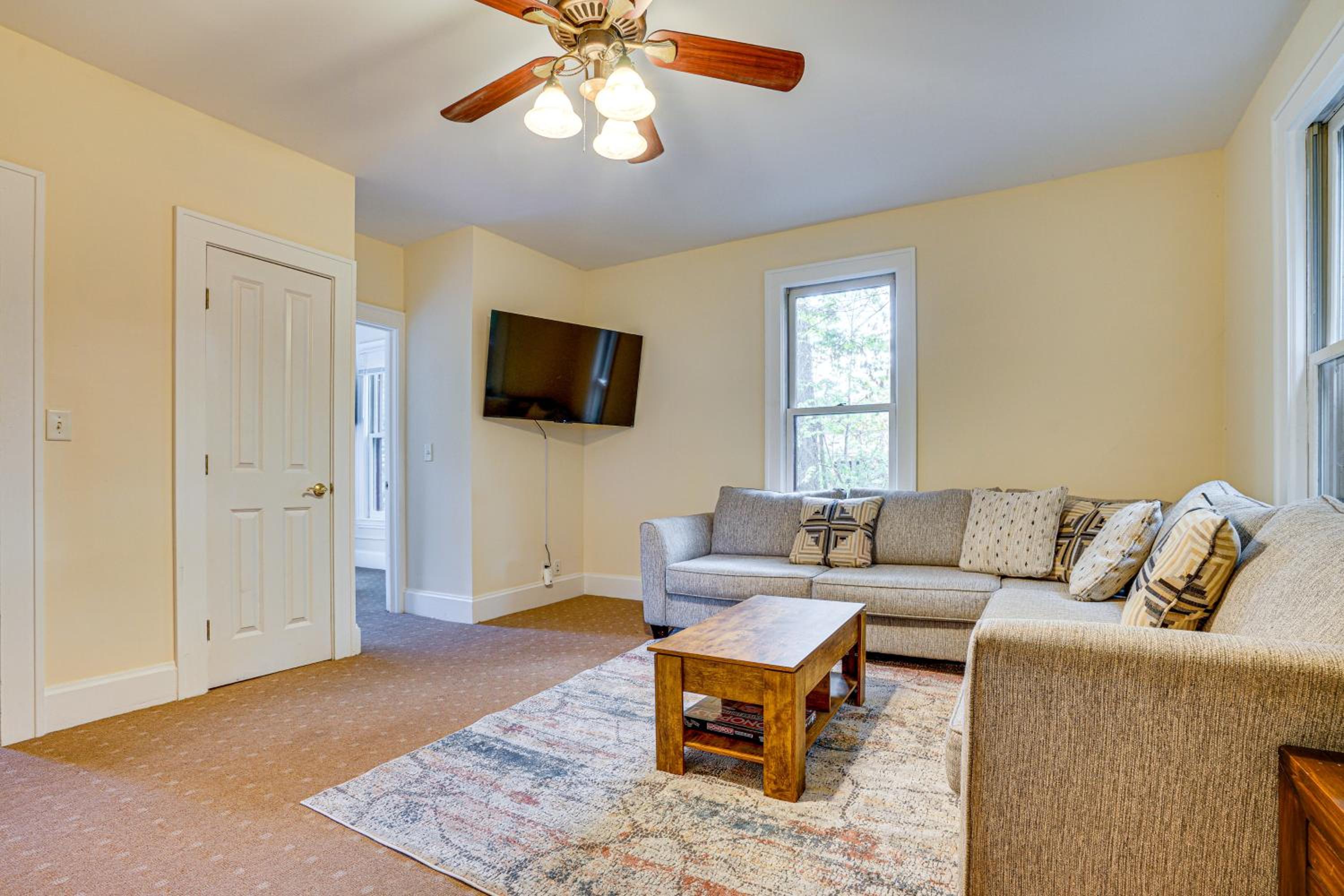 Near Colleges Pet-Friendly Duplex in Northfield!