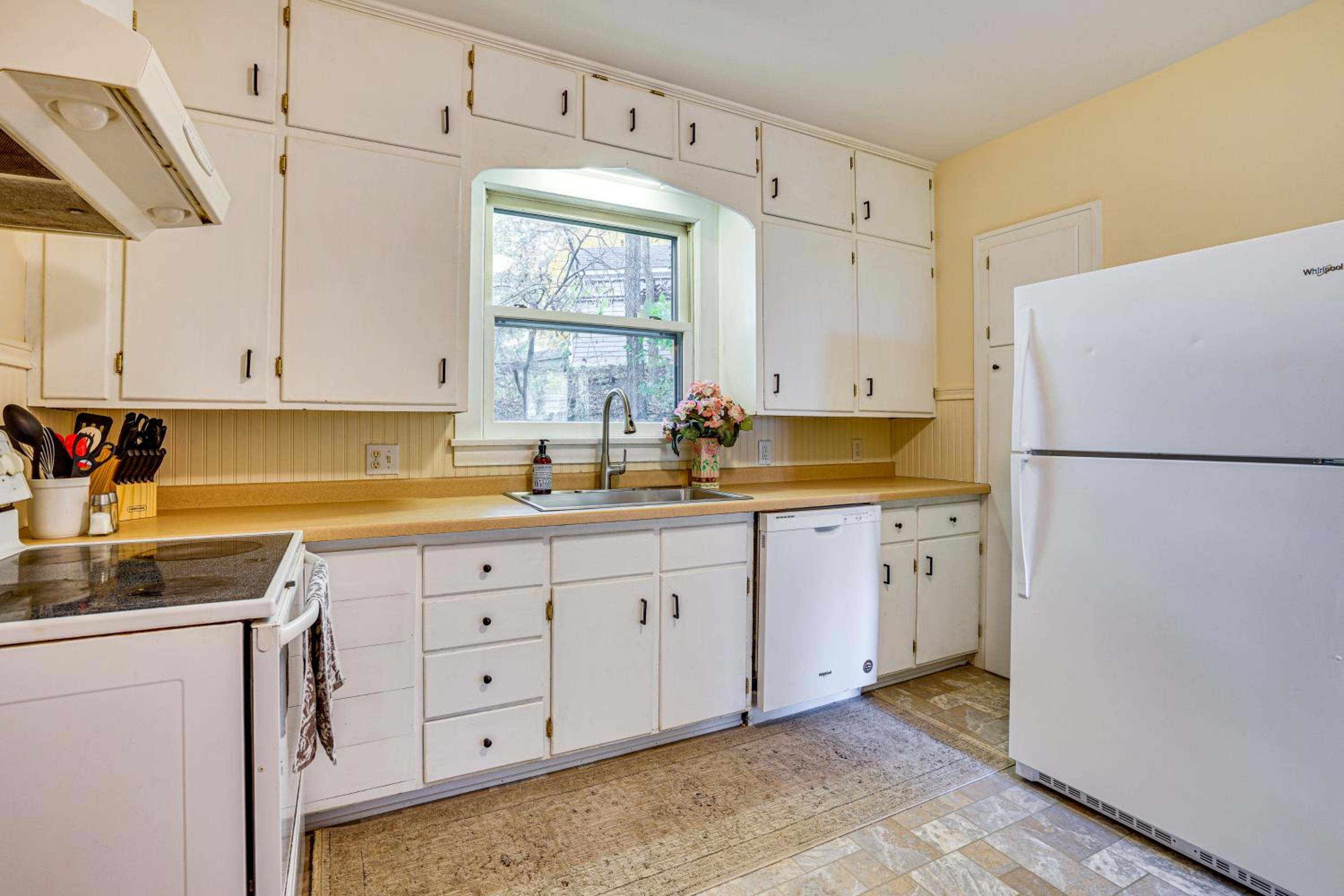 Near Colleges Pet-Friendly Duplex in Northfield!