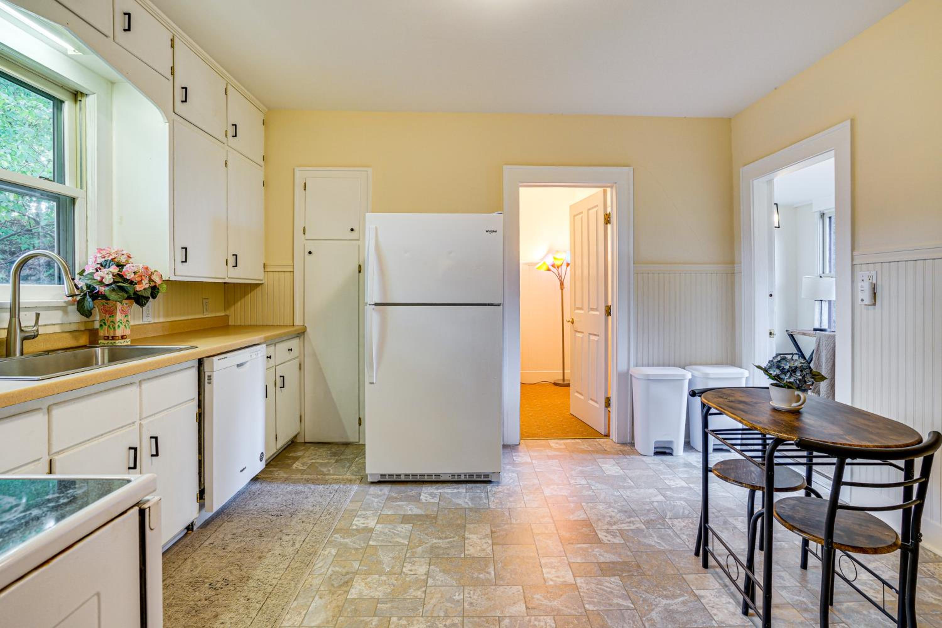 Near Colleges Pet-Friendly Duplex in Northfield!