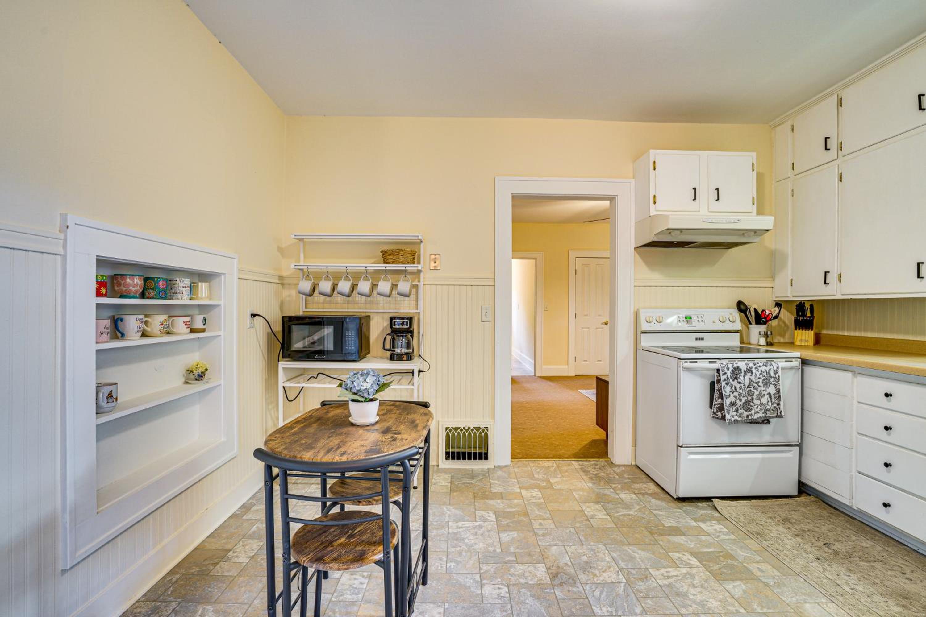Near Colleges Pet-Friendly Duplex in Northfield!