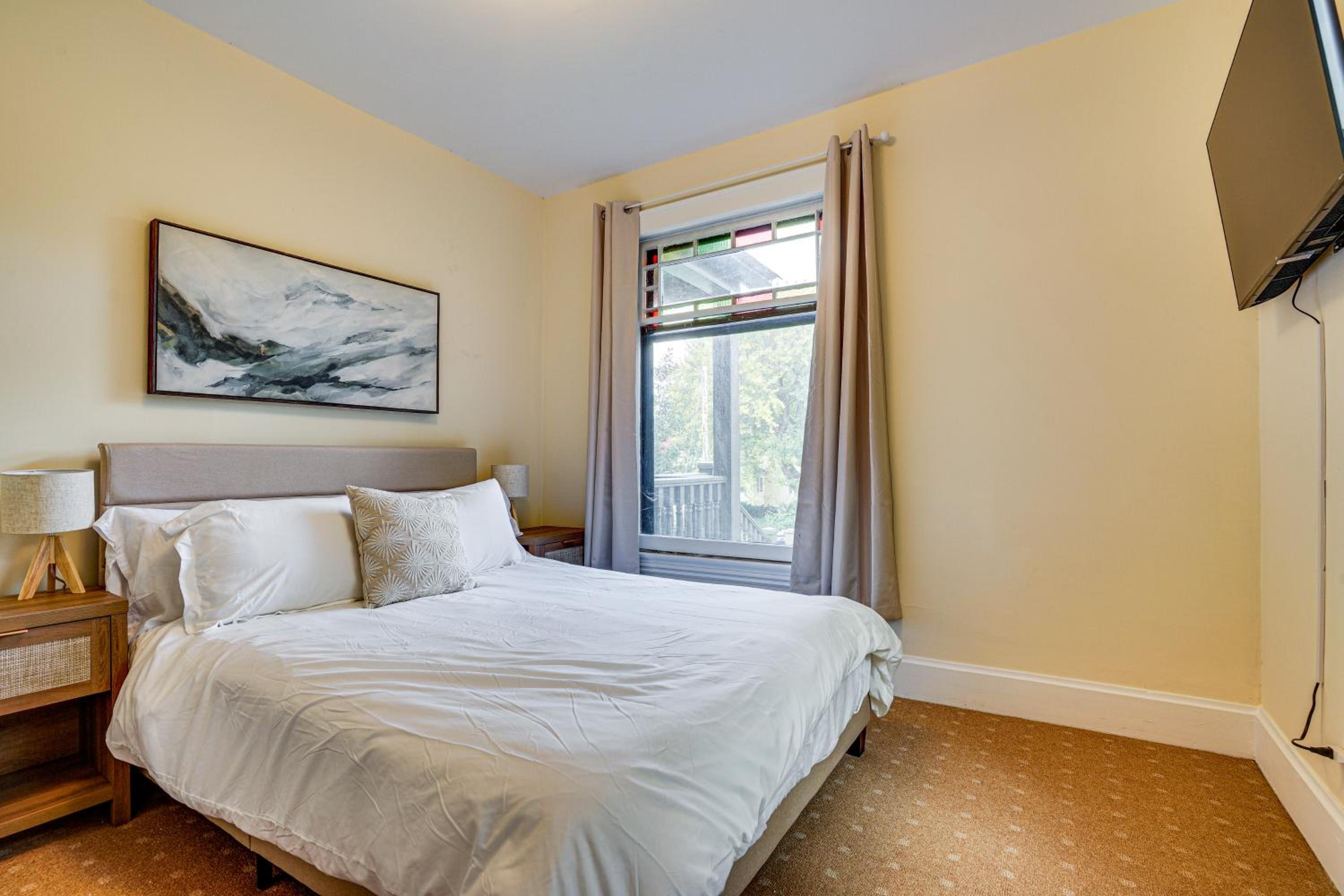 Near Colleges Pet-Friendly Duplex in Northfield!