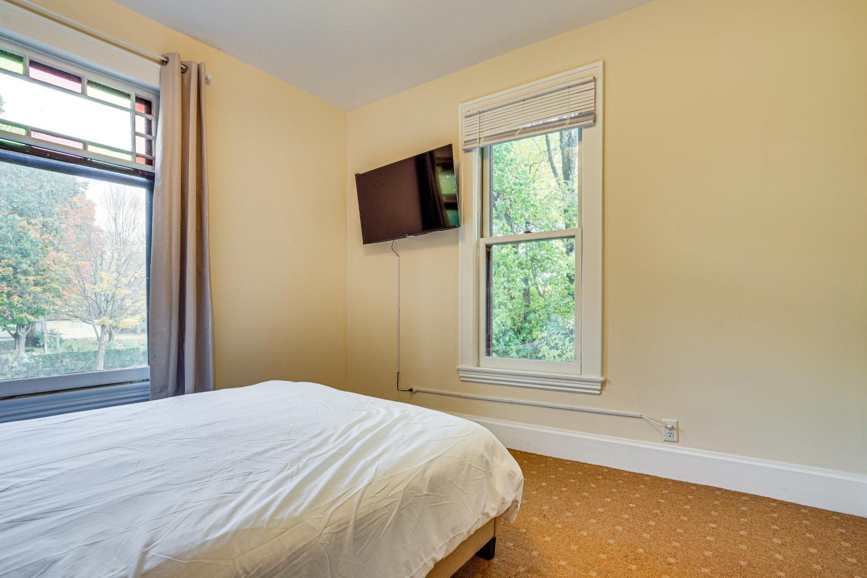 Near Colleges Pet-Friendly Duplex in Northfield!