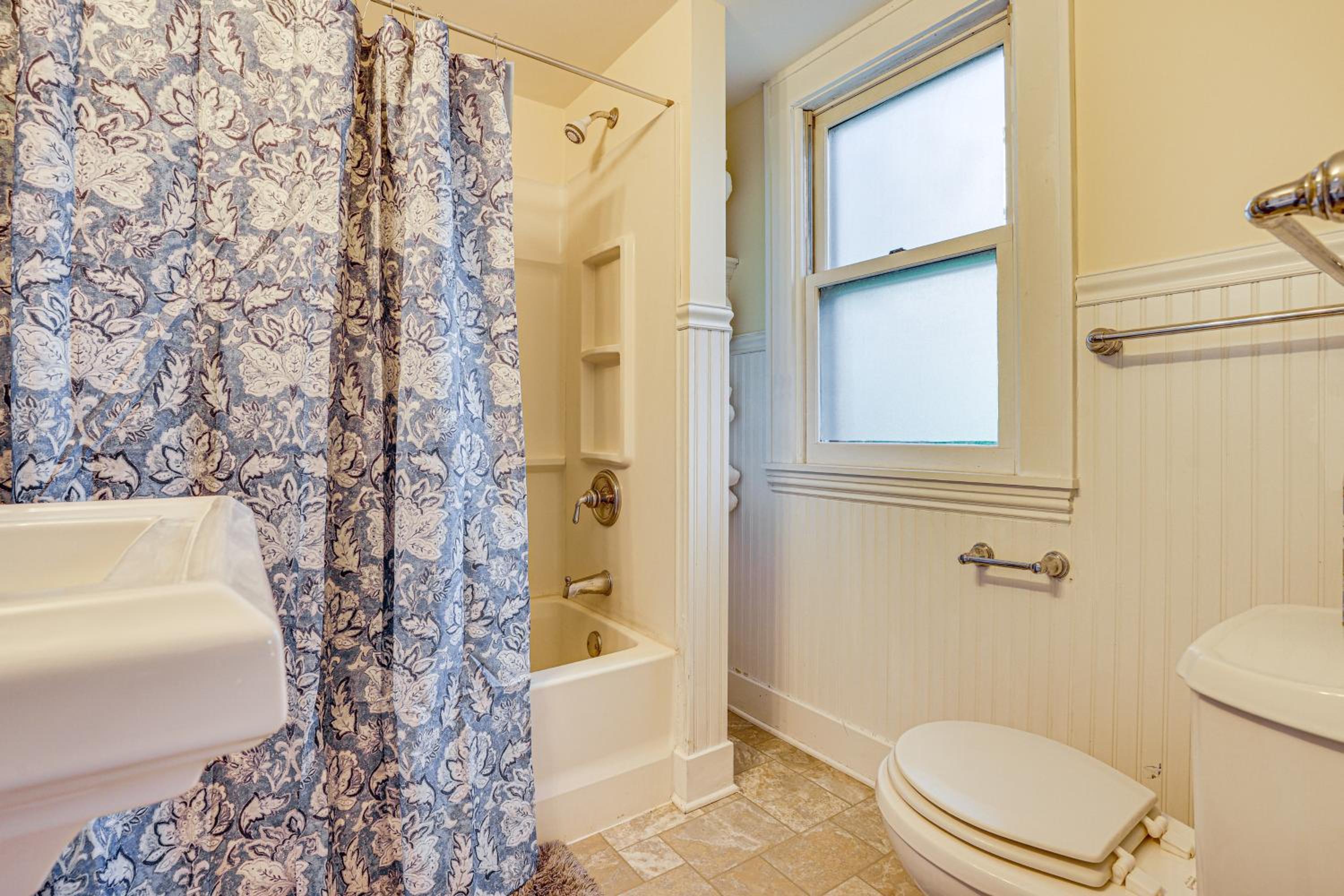 Near Colleges Pet-Friendly Duplex in Northfield!