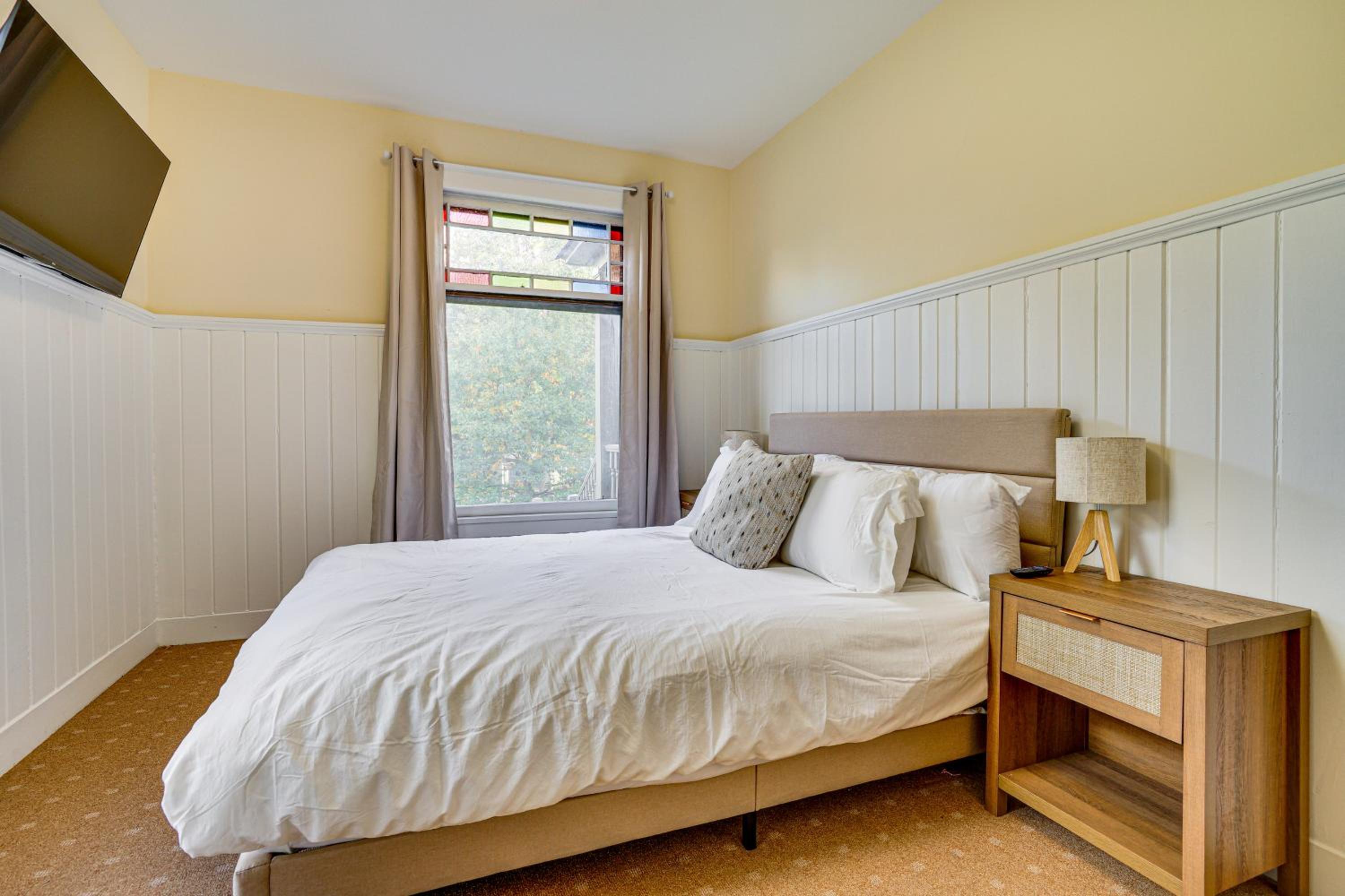 Near Colleges Pet-Friendly Duplex in Northfield!