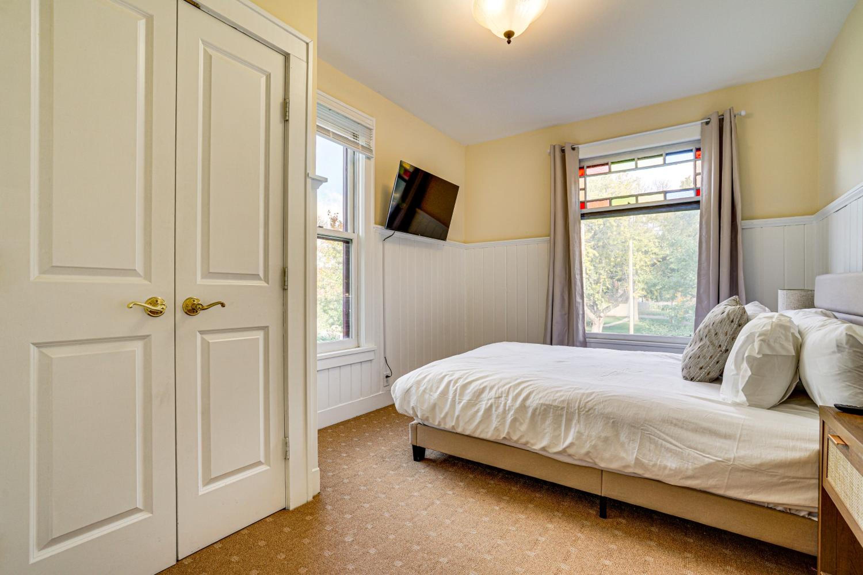 Near Colleges Pet-Friendly Duplex in Northfield!