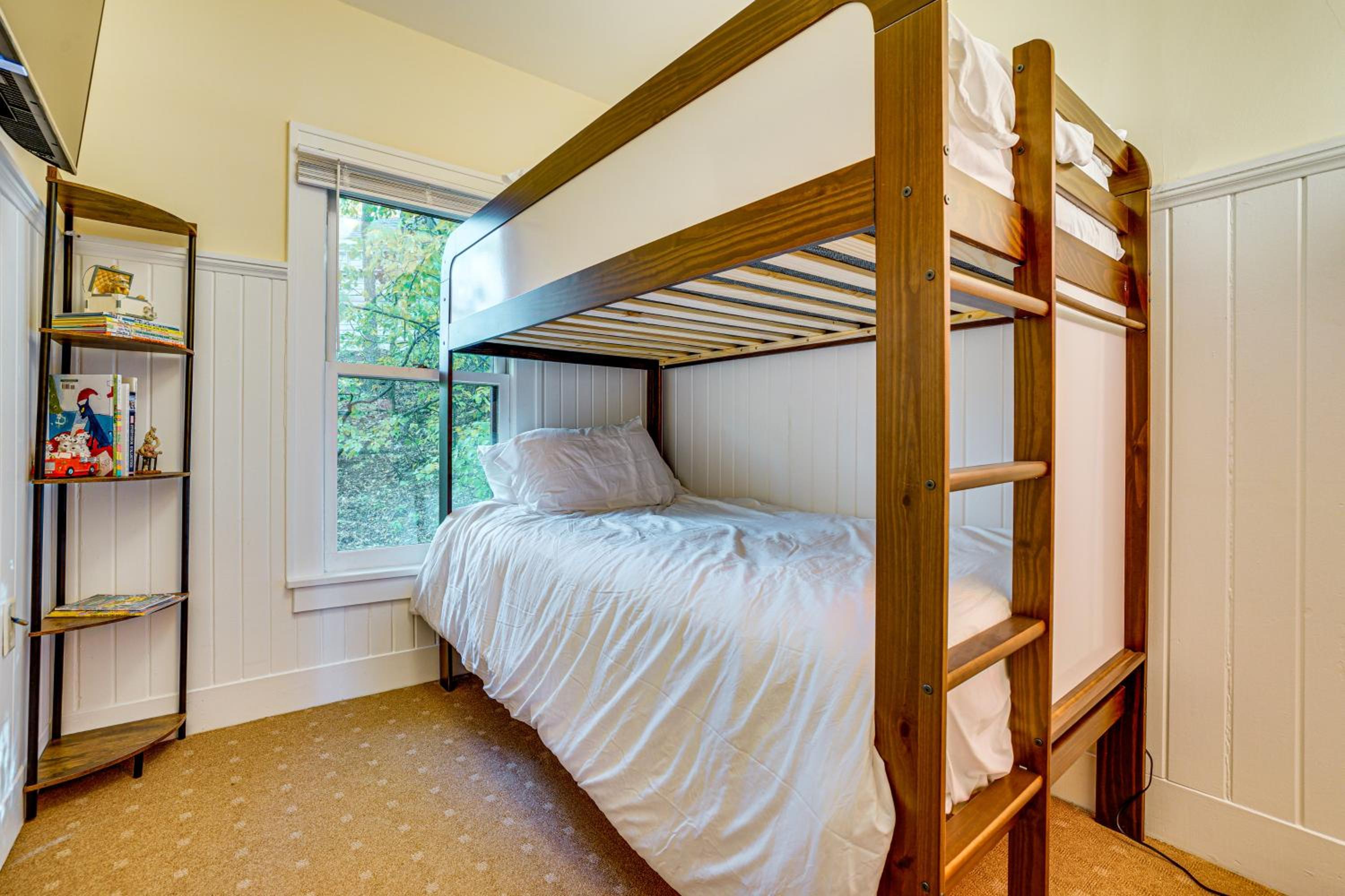 Near Colleges Pet-Friendly Duplex in Northfield!