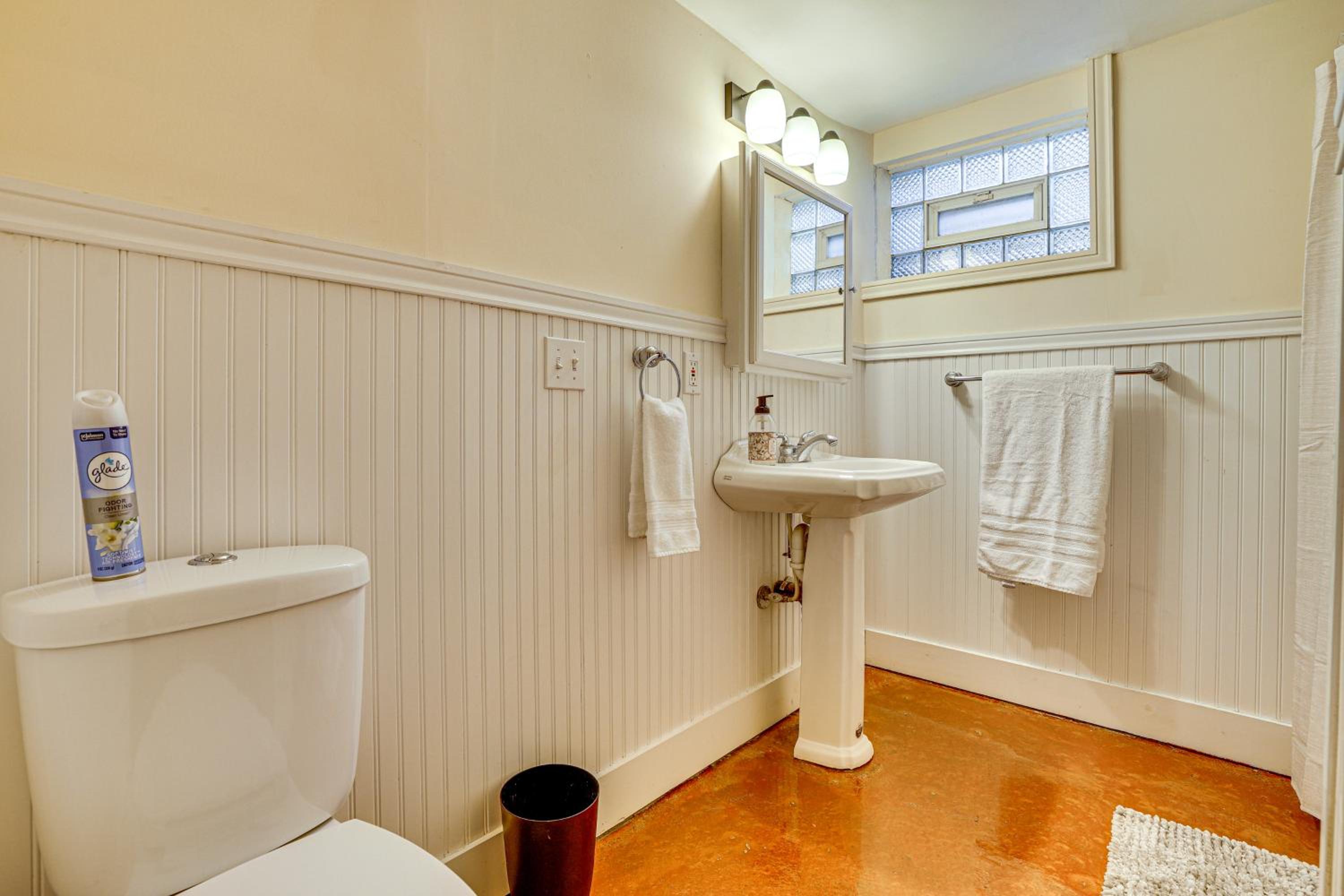 Near Colleges Pet-Friendly Duplex in Northfield!