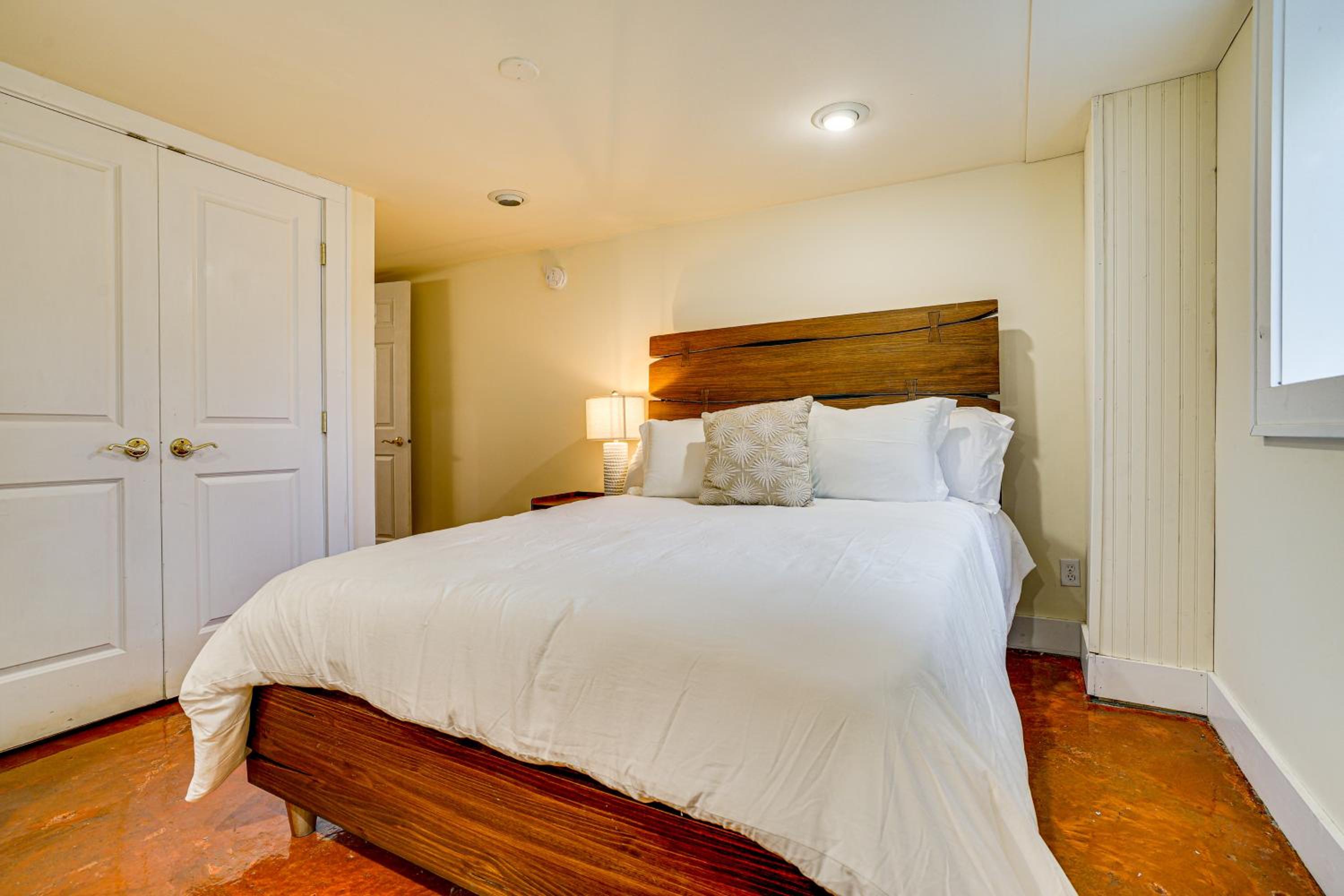 Near Colleges Pet-Friendly Duplex in Northfield!
