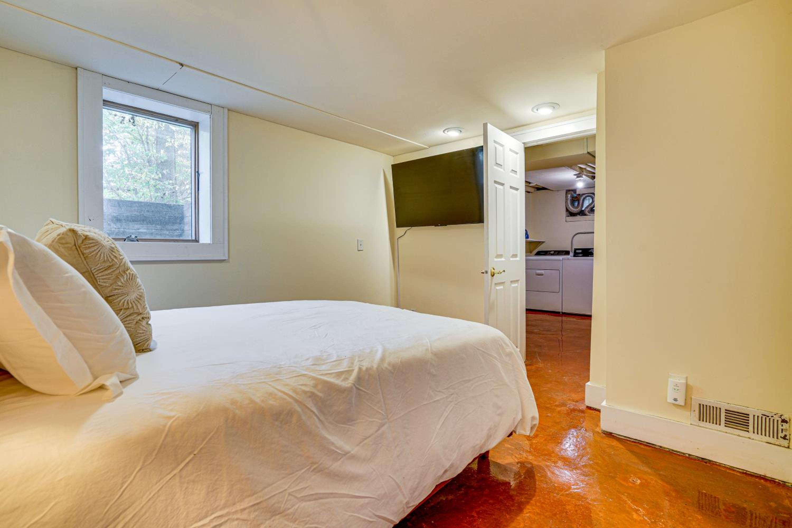 Near Colleges Pet-Friendly Duplex in Northfield!