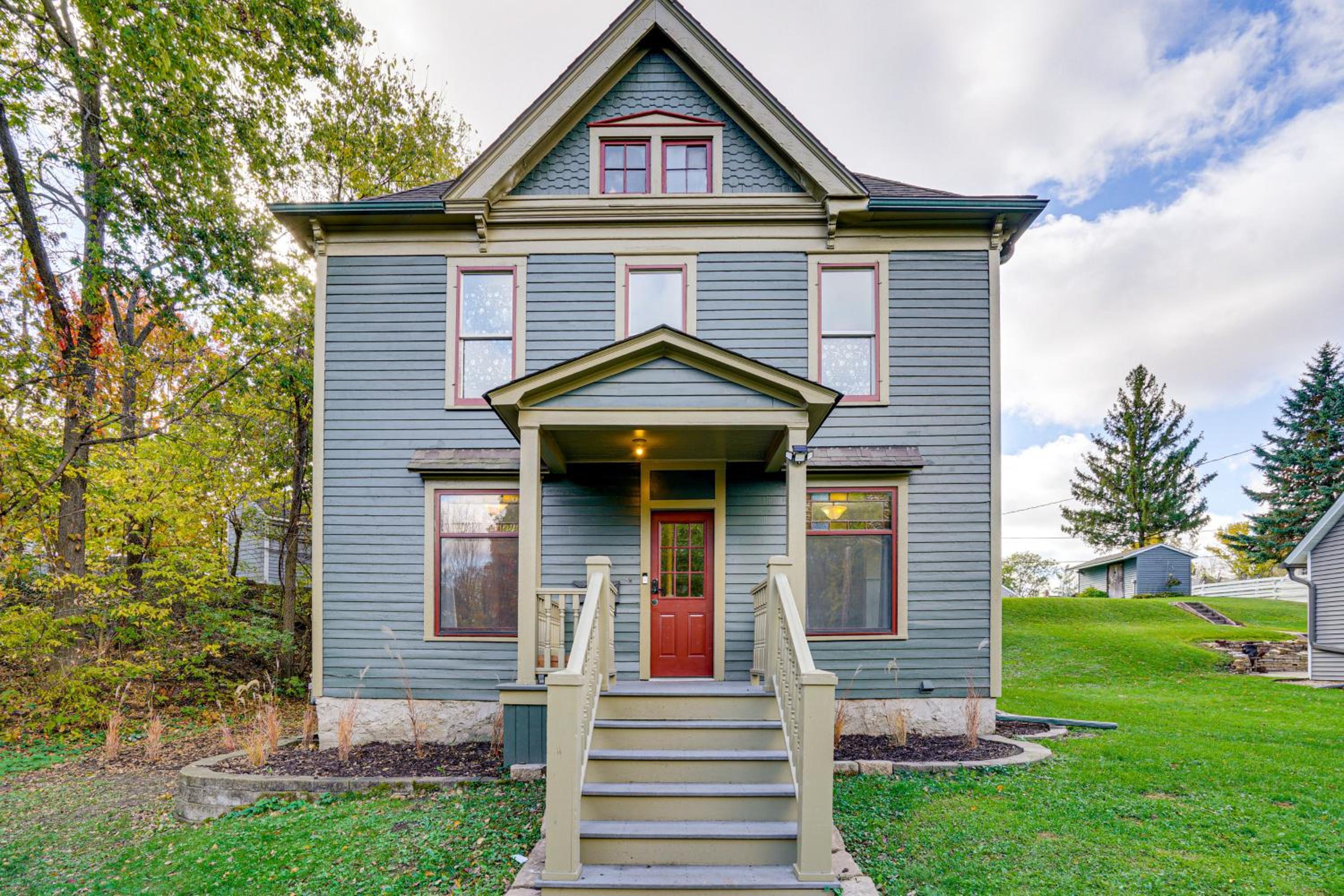 Near Colleges Pet-Friendly Duplex in Northfield!