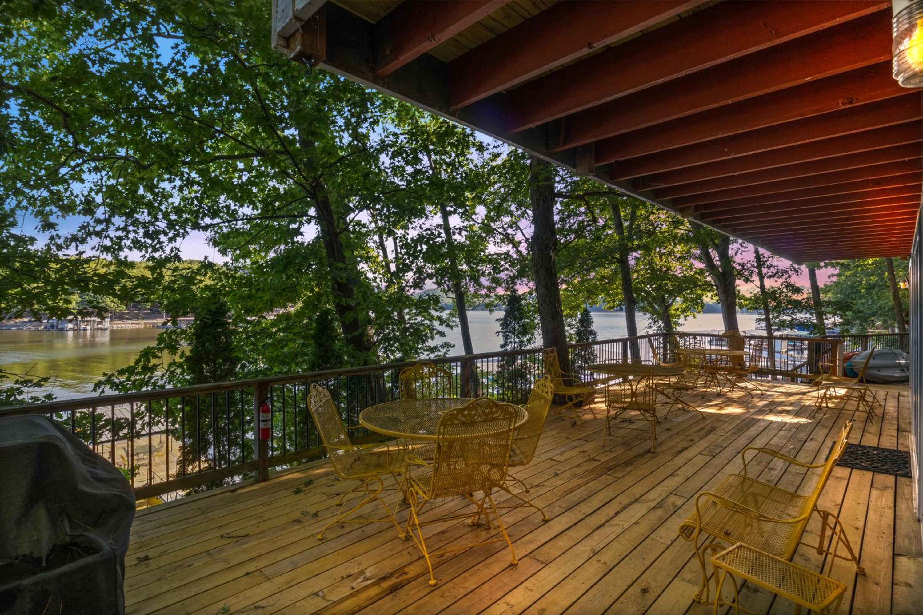 Firepit, Kayaks, Paddle Board, Lake Views, Great Location