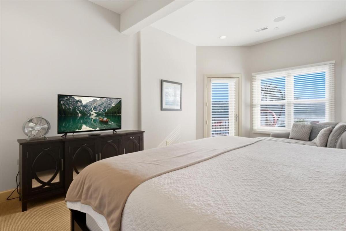 Luxury Lakefront Escape w/ Heated Pool, Hot Tub & Theater